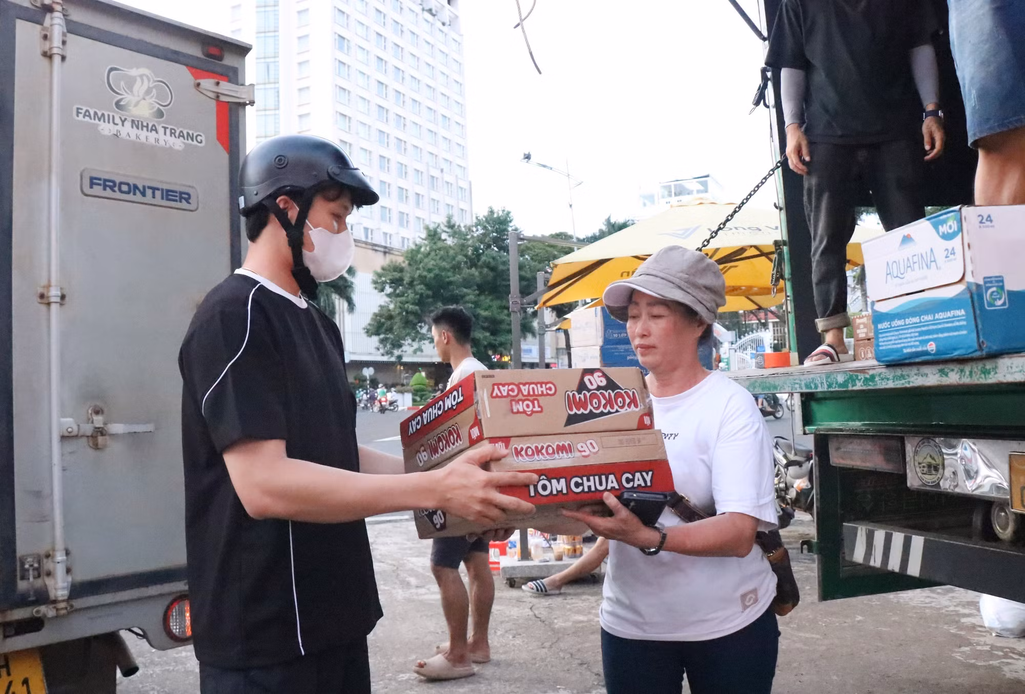 Người dân Đắk Lắk mang nhu yếu phẩm đến hỗ trợ bà con miền Trung bị ảnh hưởng của mưa bão. Ảnh: Tuấn Anh/TTXVN