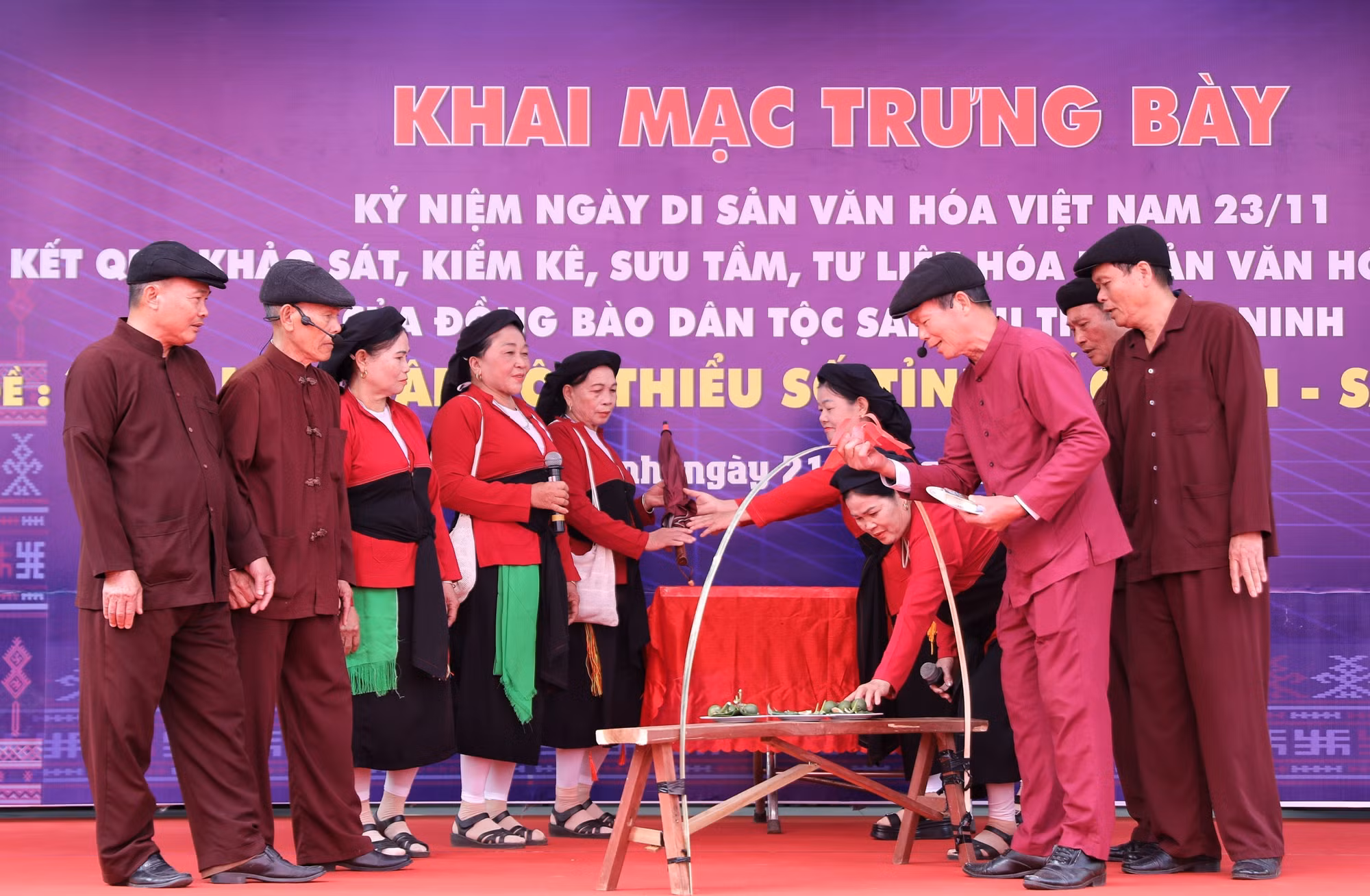 Tái hiện lễ cưới của đồng bào dân tộc.