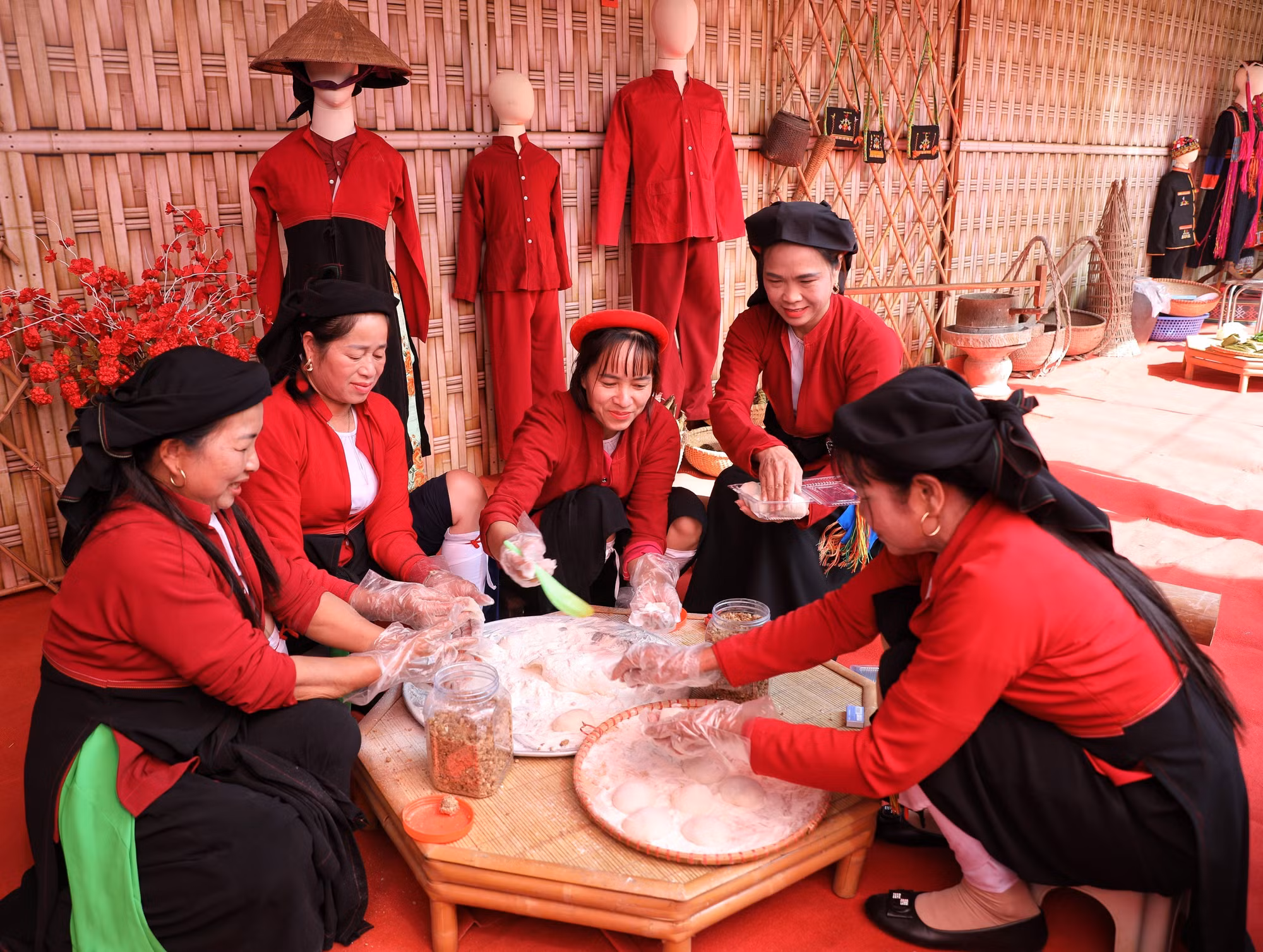 Làm bánh boong truyền thống.