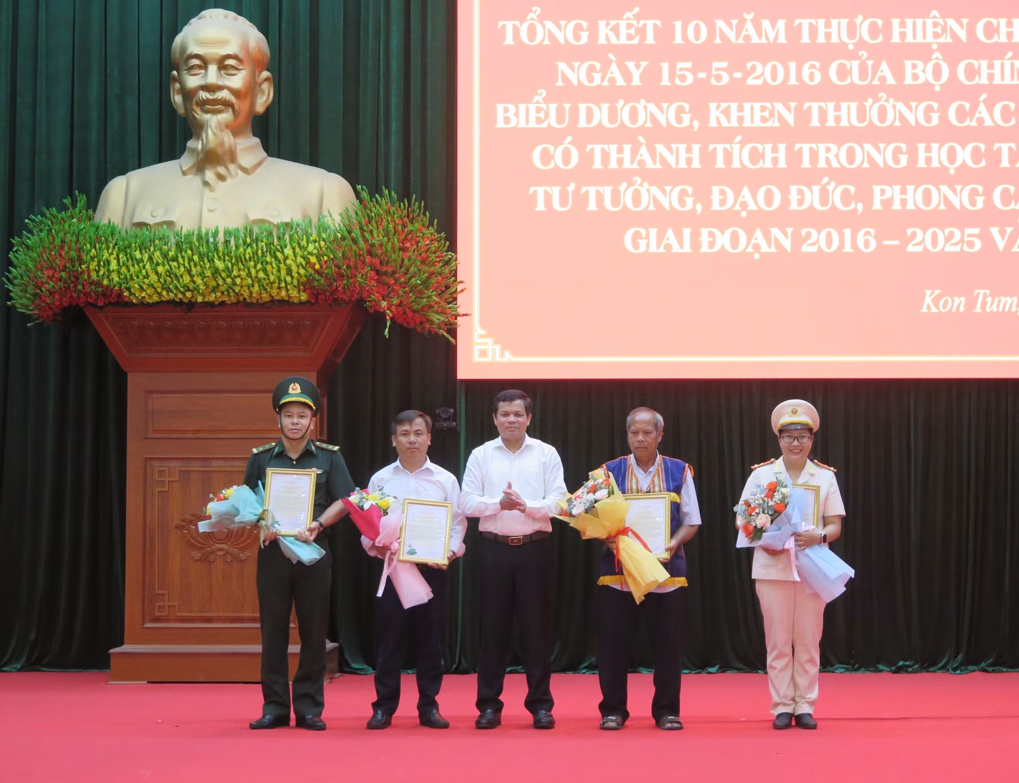 Trao Bằng khen cho các tập thể, cá nhân có thành tích xuất sắc. Ảnh: Dư Toán/TTXVN