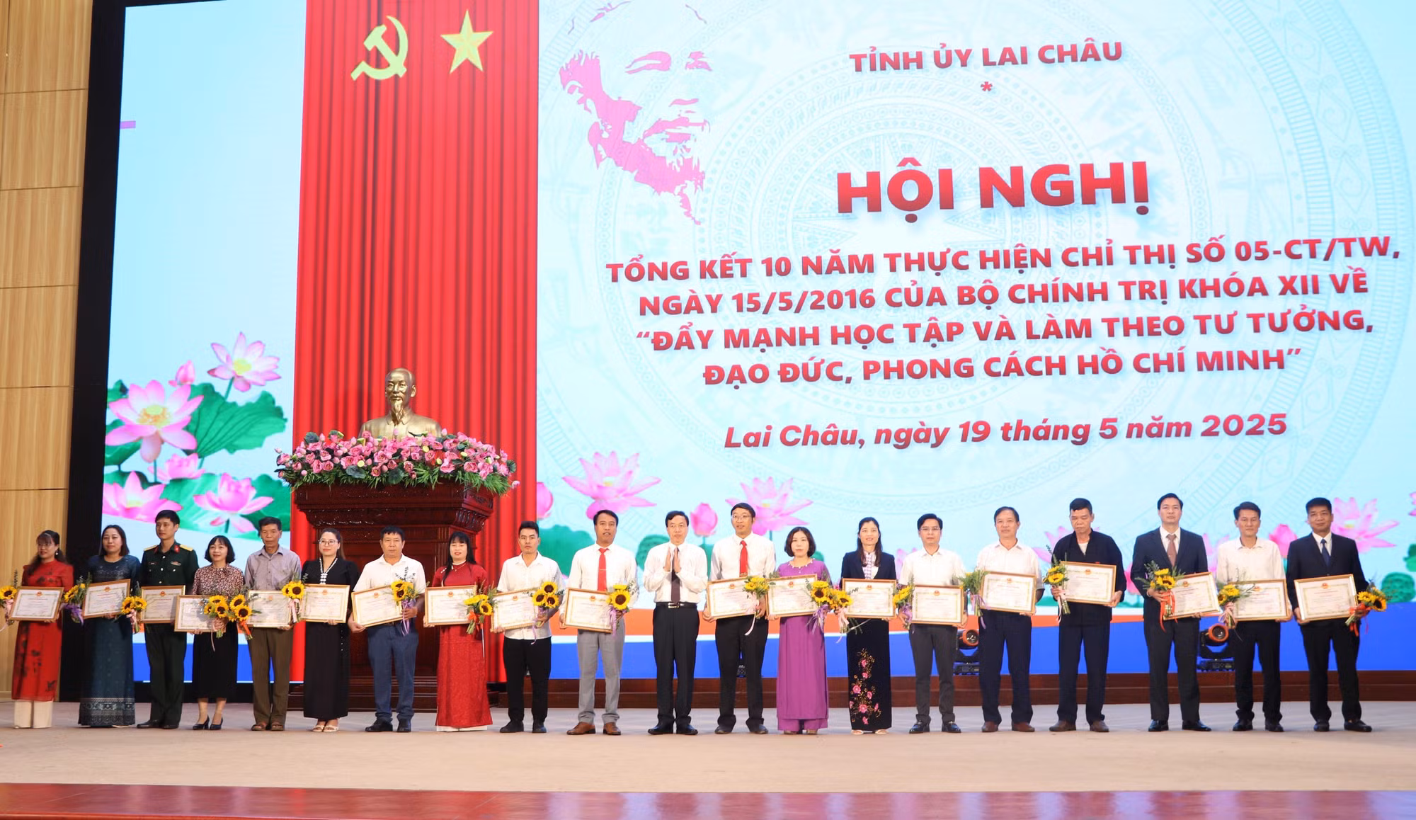 Chủ tịch UBND tỉnh Lai Châu Lê Văn Lương tặng Bằng khen cho 19 tập thể, 36 cá nhân có thành tích tiêu biểu. Ảnh: Nguyễn Oanh/TTXVN