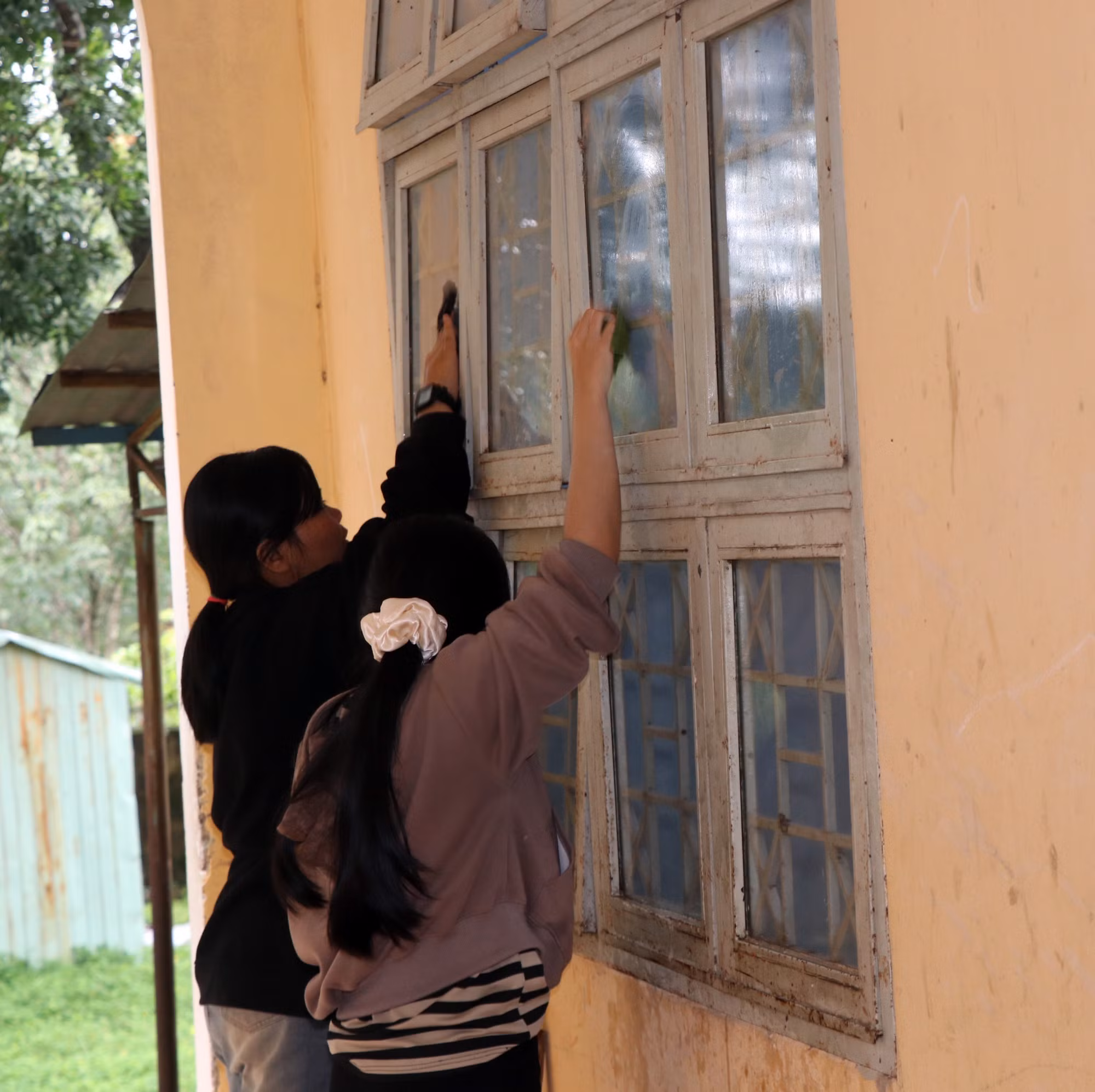 Học sinh ở vùng biên Quảng Ngãi tích cực dọn dẹp vệ sinh trường, lớp để chào đón năm học mới.