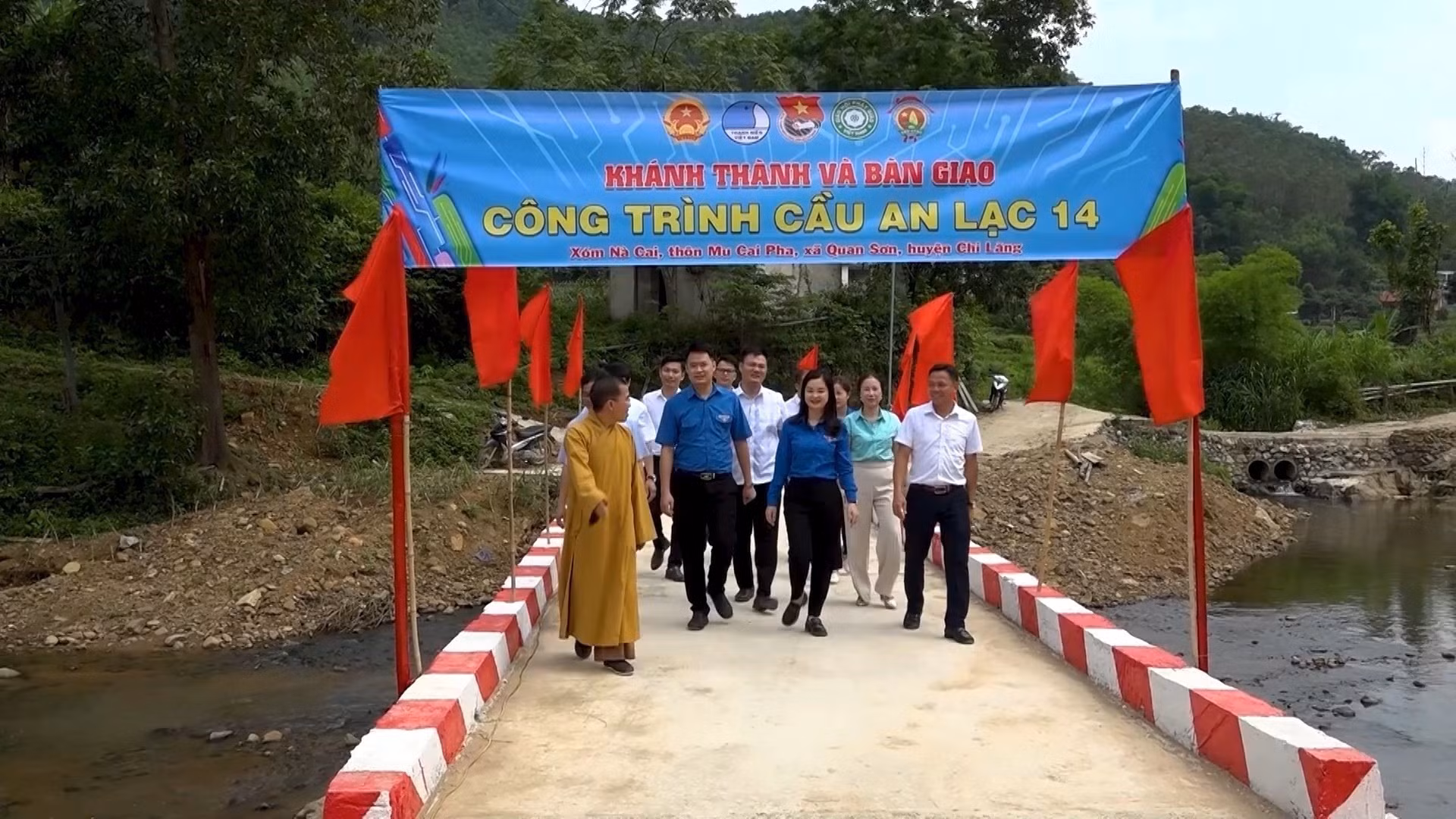 Giáo hội Phật giáo Lạng Sơn cùng Tỉnh Đoàn khánh thành và đưa vào sử dụng cầu An Lạc 14.