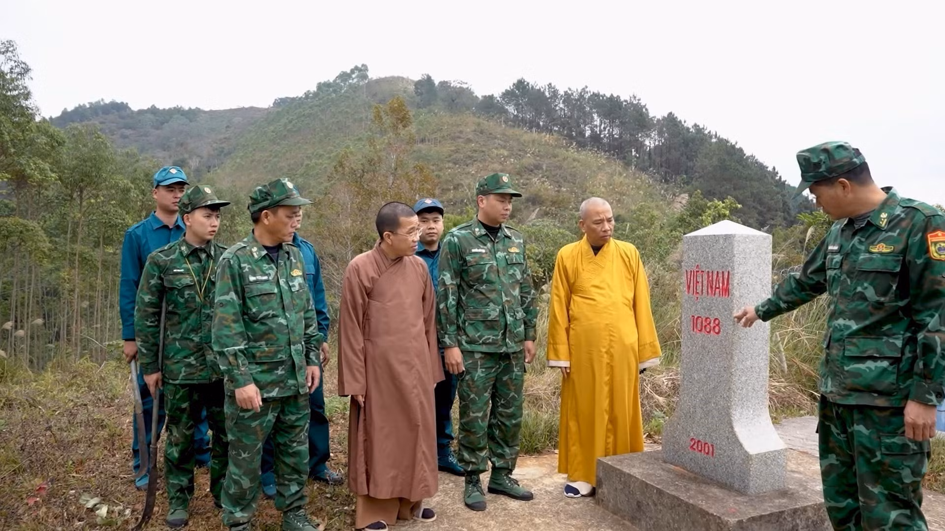 Giáo hội Phật giáo Lạng Sơn và các chiến sĩ biên phòng tại cột mốc biên giới 1088.