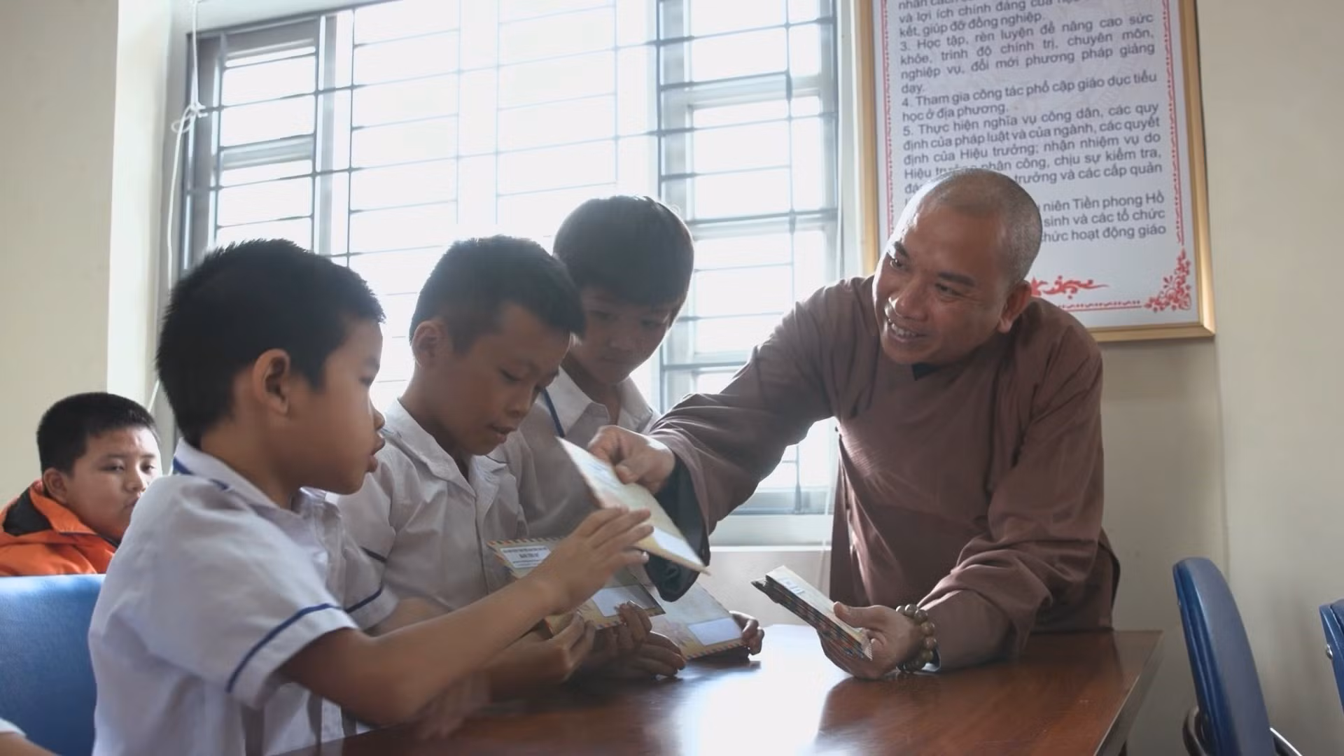 Giáo hội Phật giáo Lạng Sơn giúp đỡ các học sinh có hoàn cảnh khó khăn.