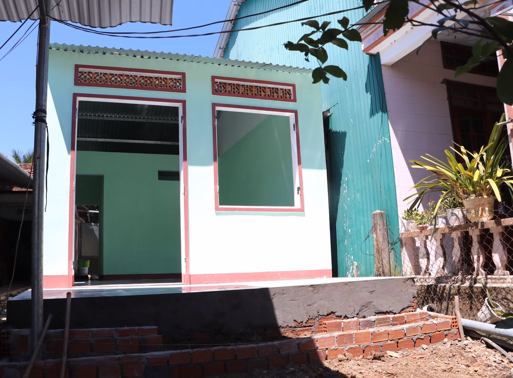 Ngôi nhà của chị Lê Thị Kiều, xã Trà Bồng đã cơ bản hoàn thành, nhưng do khó khăn nên chị chưa lắp cửa và công trình phụ.