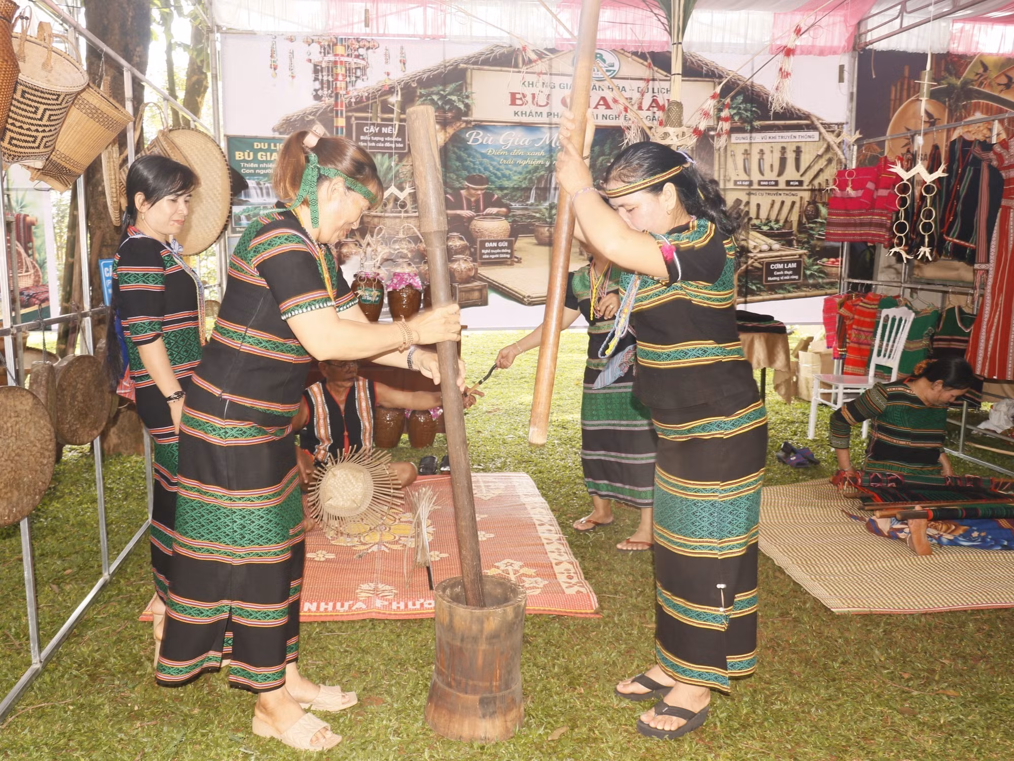 Phụ nữ S'tiêng, M'nông vẫn giữ nét đẹp giã gạo chày tay.