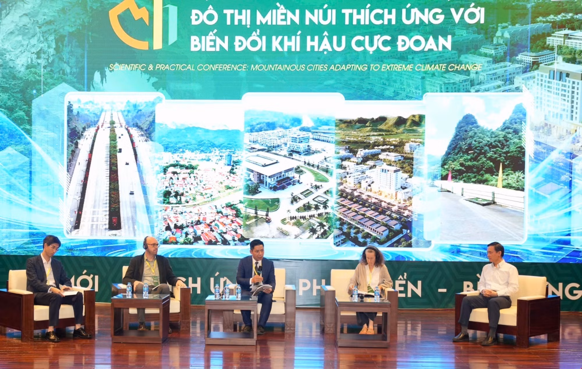 Đại biểu thảo luận tìm giải pháp khắc phục biến đổi khí hậu đối với các đô thị miền núi.