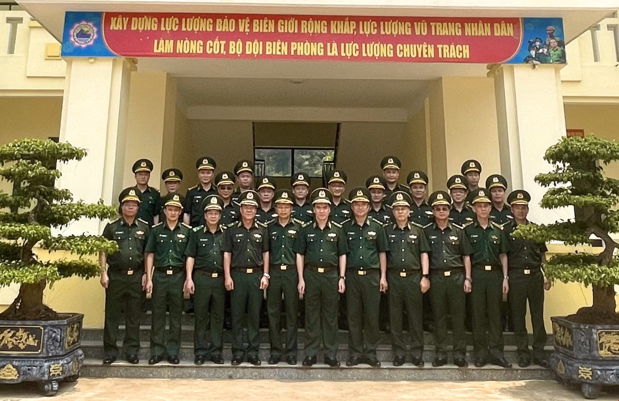 Trung tướng Vũ Trung Kiên cùng Đoàn công tác chụp ảnh lưu niệm với Đồn Biên phòng Cà Xèng.