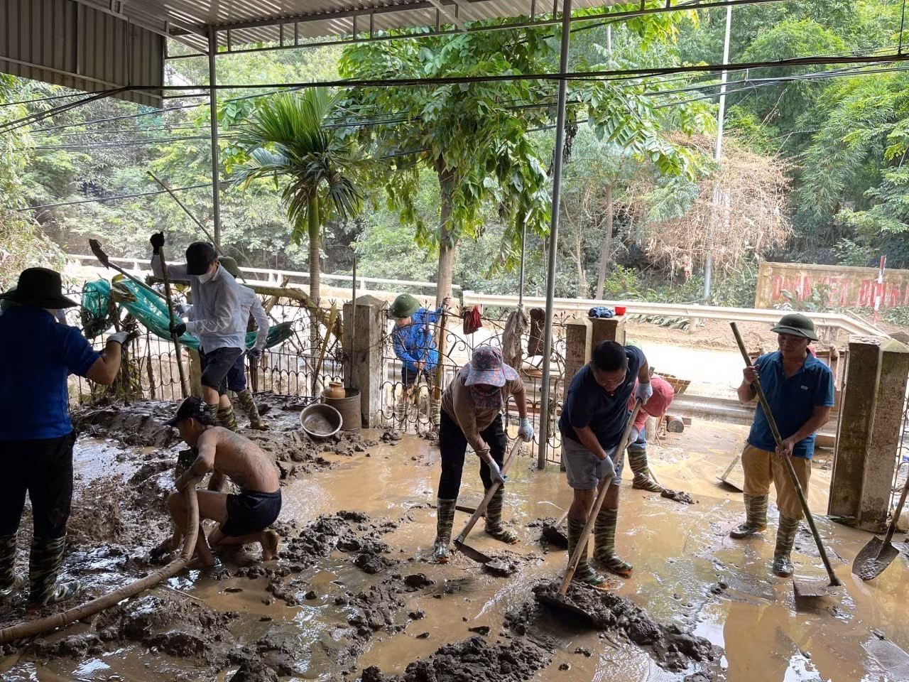 Ngoài lực lượng tại chỗ, các xã, bản, trường học ở Nghệ An còn nhận được sự hỗ trợ, giúp đỡ từ các đơn vị khác trong tỉnh để vượt qua khó khăn do lũ. Ảnh: TTXVN phát