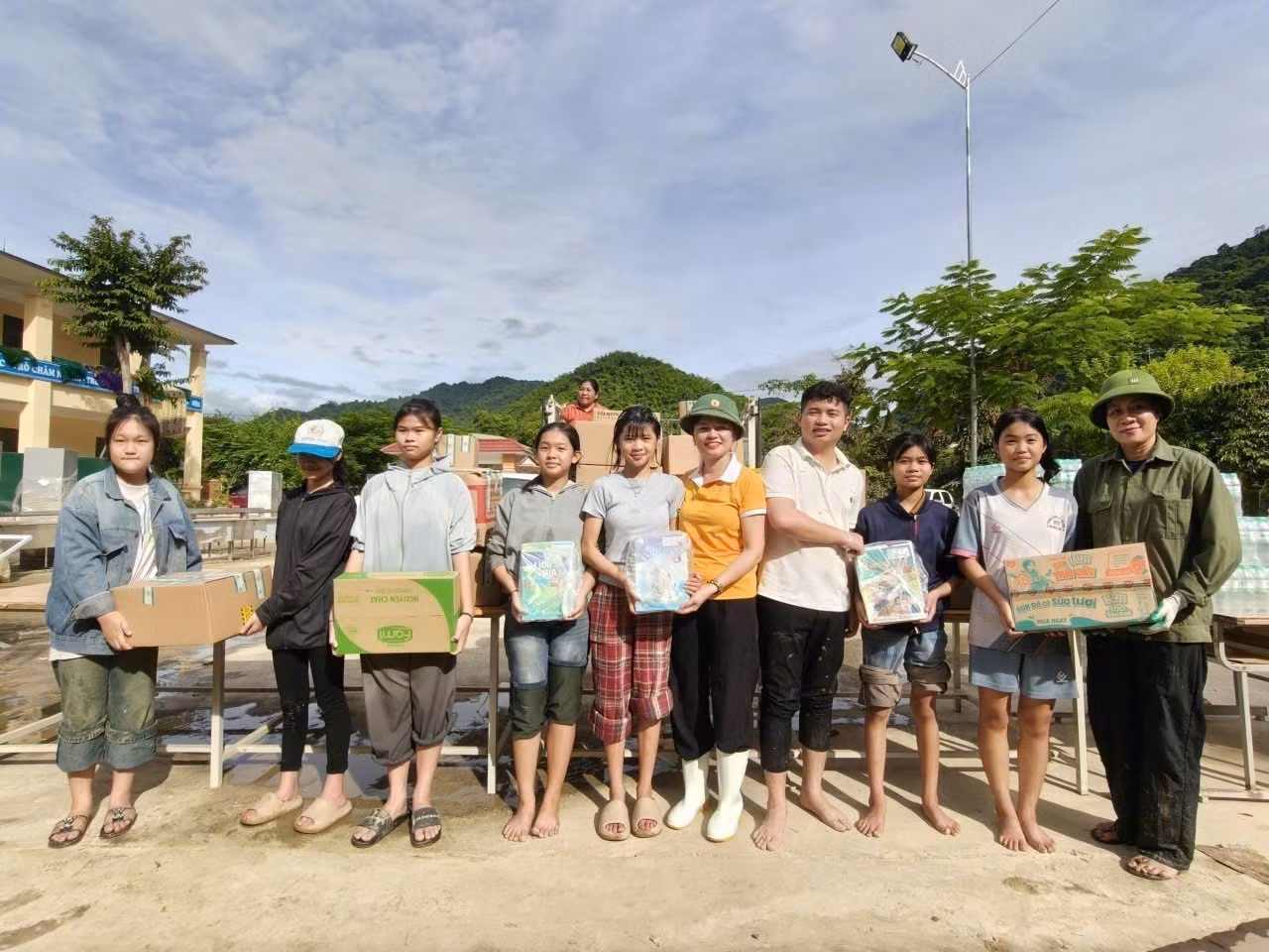 Ngoài lực lượng tại chỗ, các xã, bản, trường học ở Nghệ An còn nhận được sự hỗ trợ, giúp đỡ từ các đơn vị khác trong tỉnh để vượt qua khó khăn do lũ. Ảnh: TTXVN phát