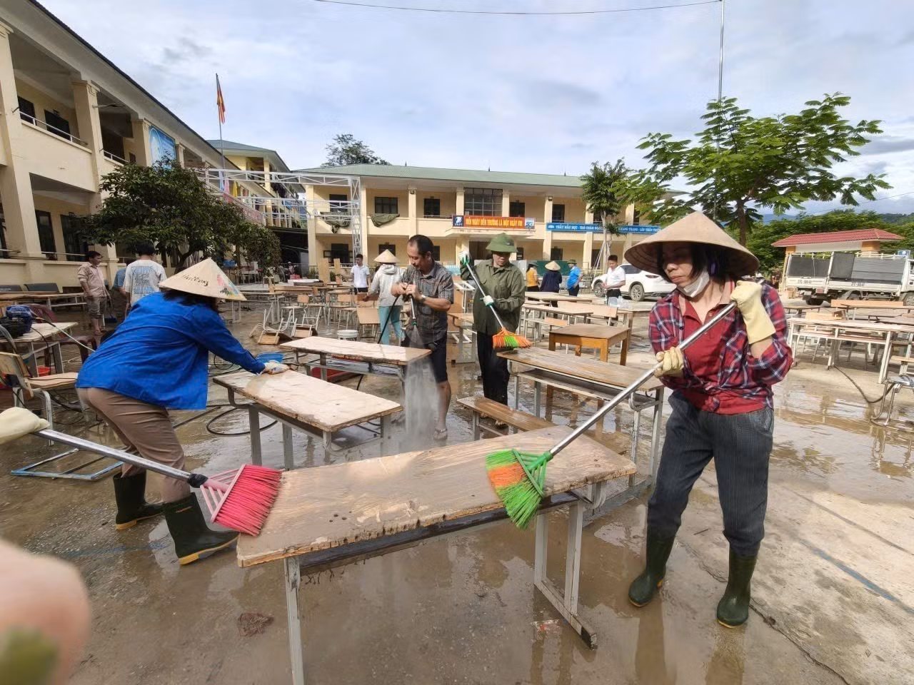 Ngoài lực lượng tại chỗ, các xã, bản, trường học ở Nghệ An còn nhận được sự hỗ trợ, giúp đỡ từ các đơn vị khác trong tỉnh để vượt qua khó khăn do lũ. Ảnh: TTXVN phát