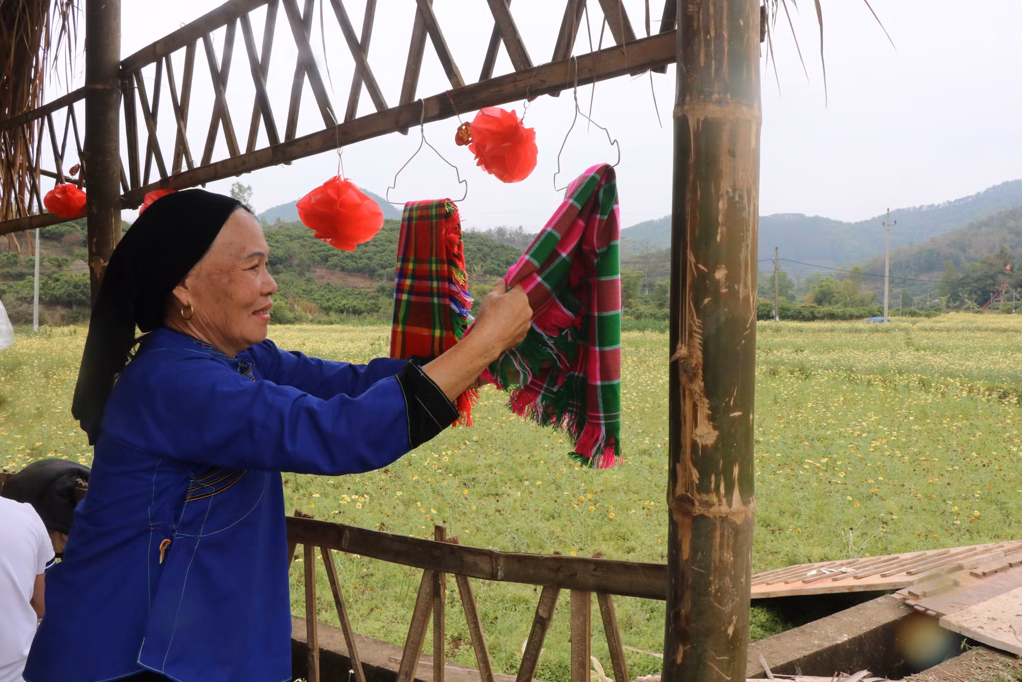 Đồng bào dân tộc Nùng tự dệt khăn bán cho du khách.