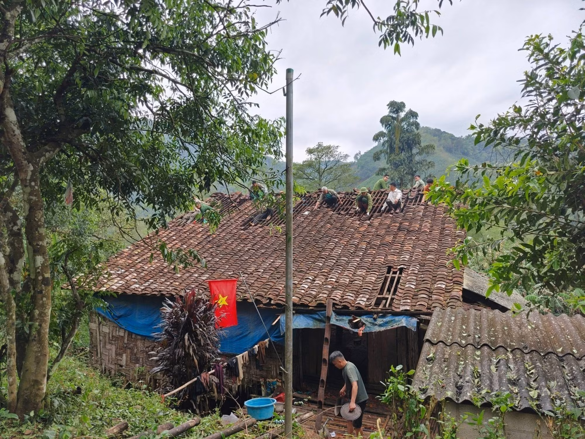Một ngôi nhà bị tốc mái do dông lốc, mưa đá. Ảnh: TTXVN phát