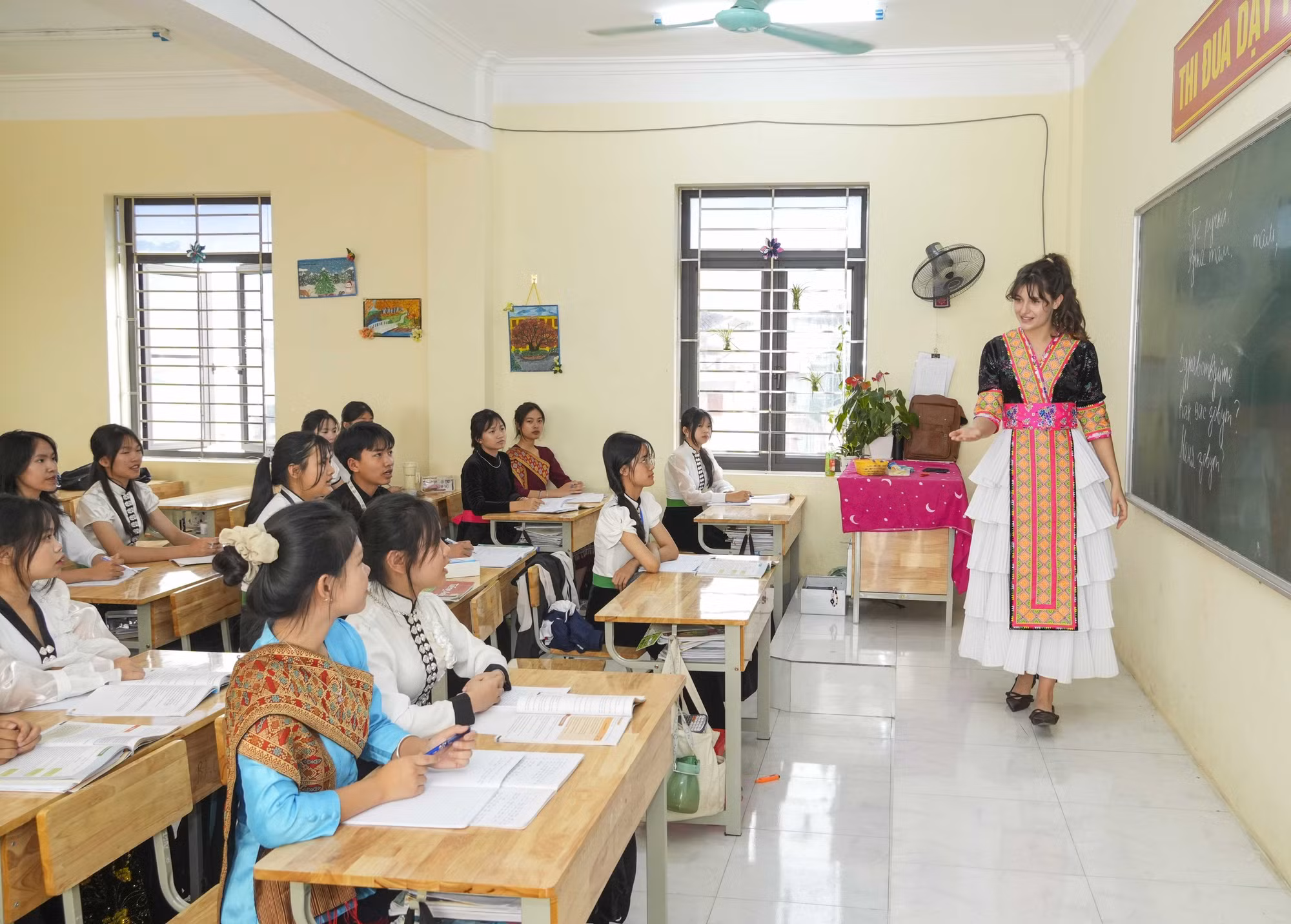 Giáo viên trực tiếp giảng dạy, hướng dẫn học sinh trong giờ học tiếng Nga tại Trường Phổ thông Dân tộc Nội trú THPT tỉnh Điện Biên.
