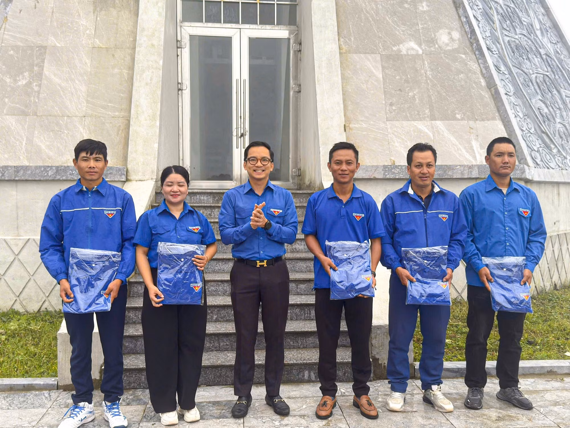 Lãnh đạo Tỉnh đoàn Điện Biên tặng quà và áo Đoàn cho đoàn viên thanh niên xã Sín Thầu. Ảnh: TTXVN phát