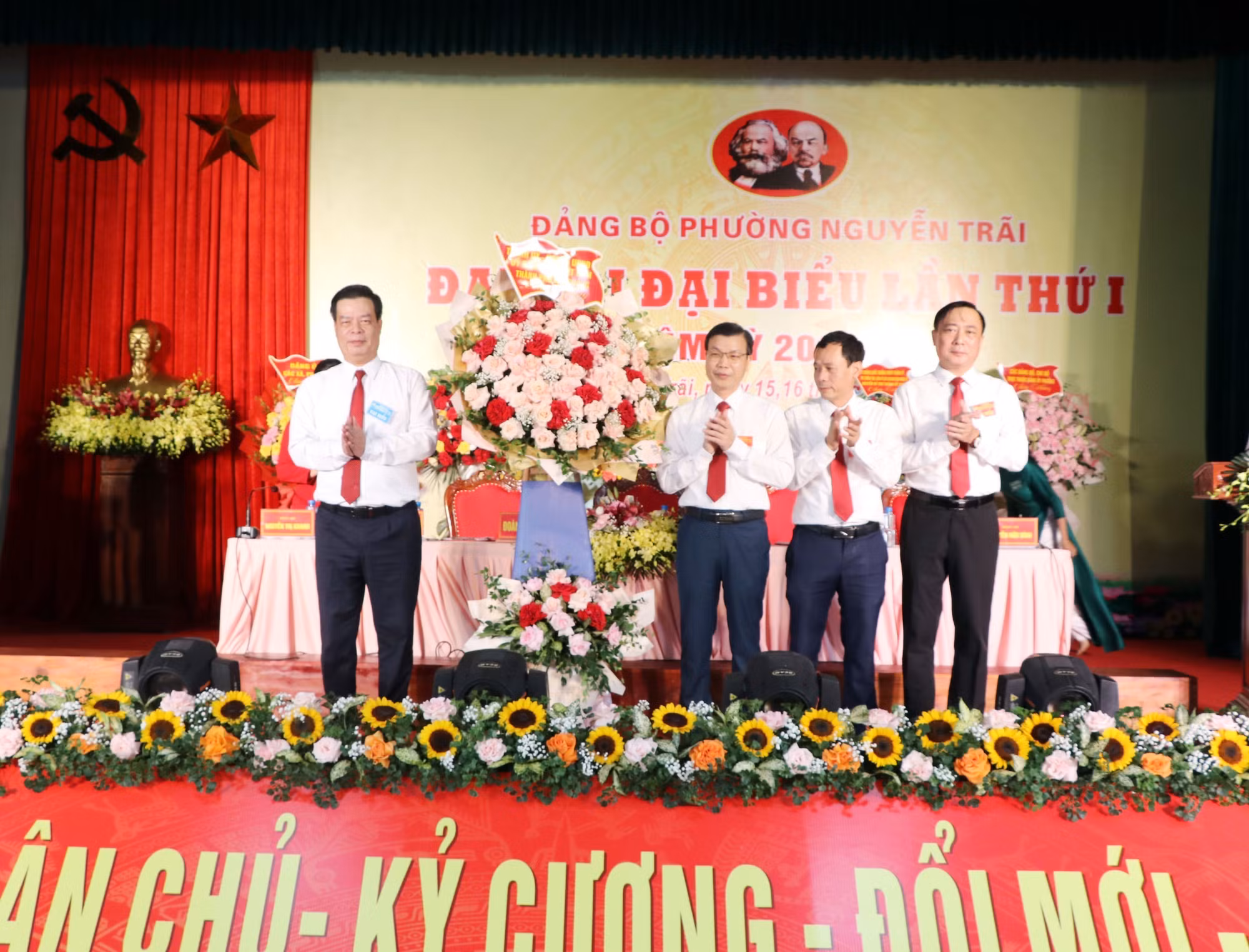 Đồng chí Phạm Văn Thép, Ủy viên Ban Thường vụ Thành ủy, Giám đốc Sở Khoa học và Công nghệ tặng hoa chúc mừng Đại hội. Ảnh: Mạnh Tú/TTXVN