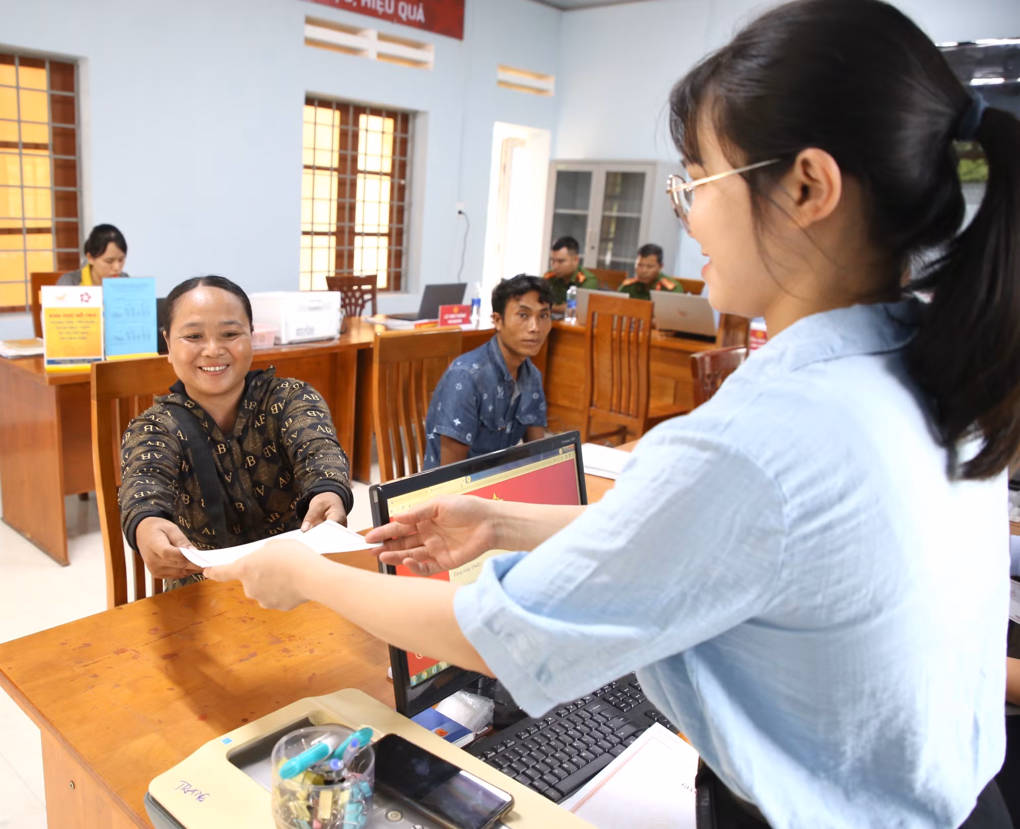 Việc giải quyết các thủ tục hành chính tại xã Đakrông được diễn ra nhanh chóng.