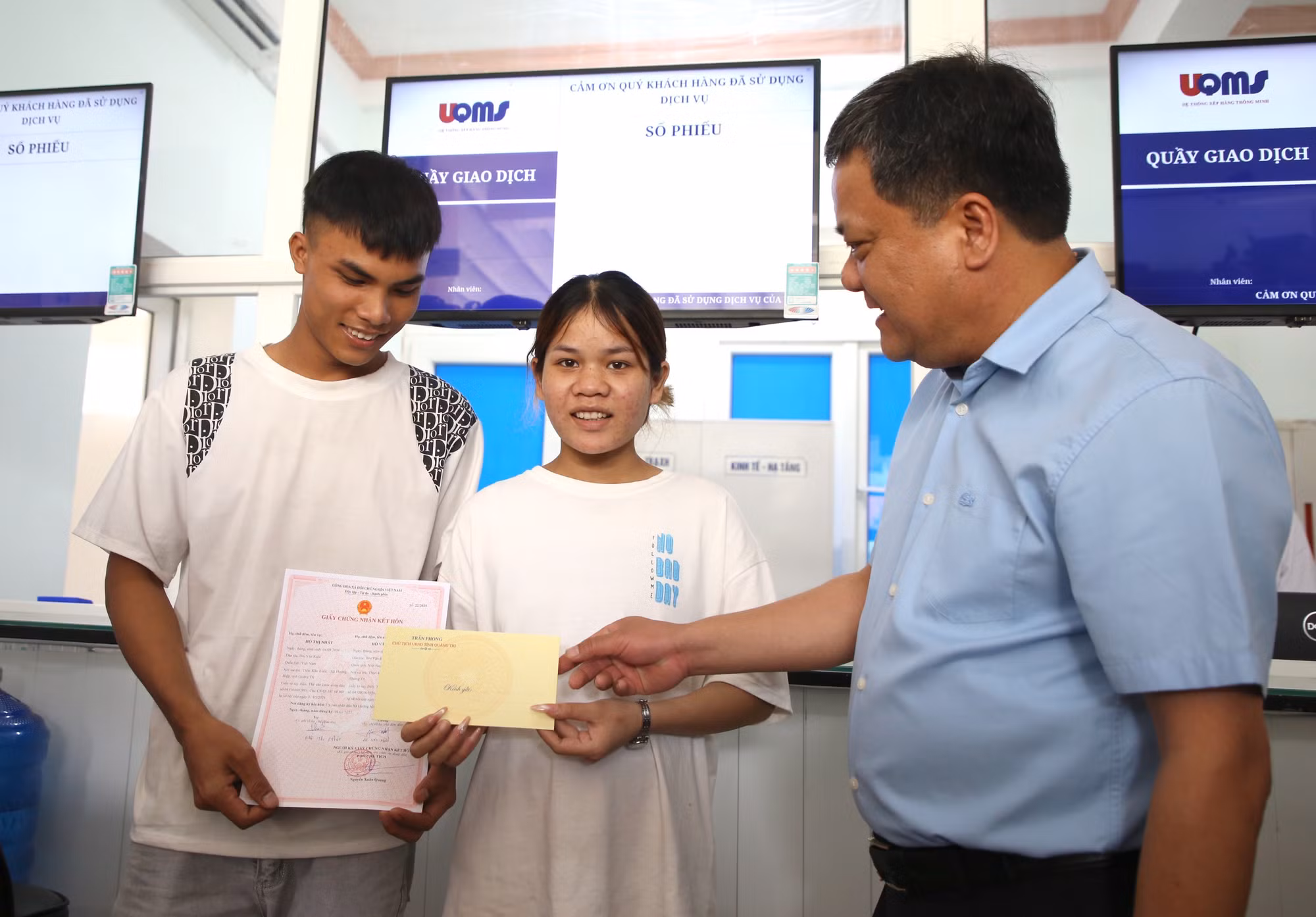 Chủ tịch UBND tỉnh Quảng Trị Trần Phong trao Giấy đăng ký kết hôn và quà cho một cặp đôi tại xã Hướng hiệp.