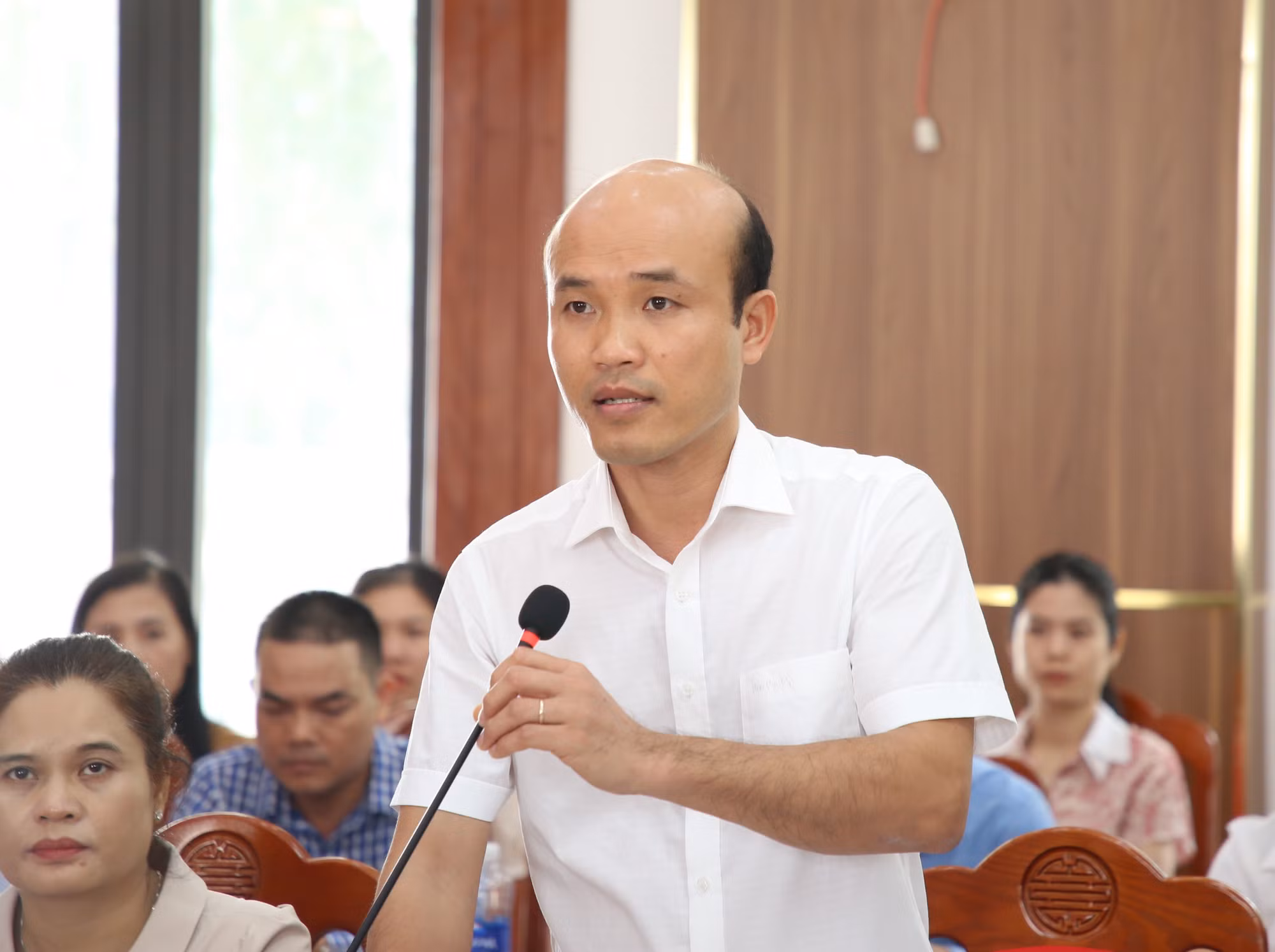 Chủ tịch UBND xã Hướng Hiệp Nguyễn Văn Đạt phát biểu tại buổi làm việc.