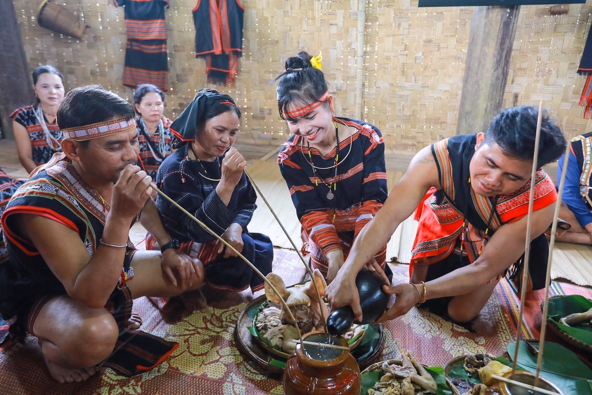 Cô dâu, chú rể đút thịt và mời rượu họ hàng hai bên bày tỏ lòng tôn kính, biết ơn tới hai họ và bà con trong làng.
