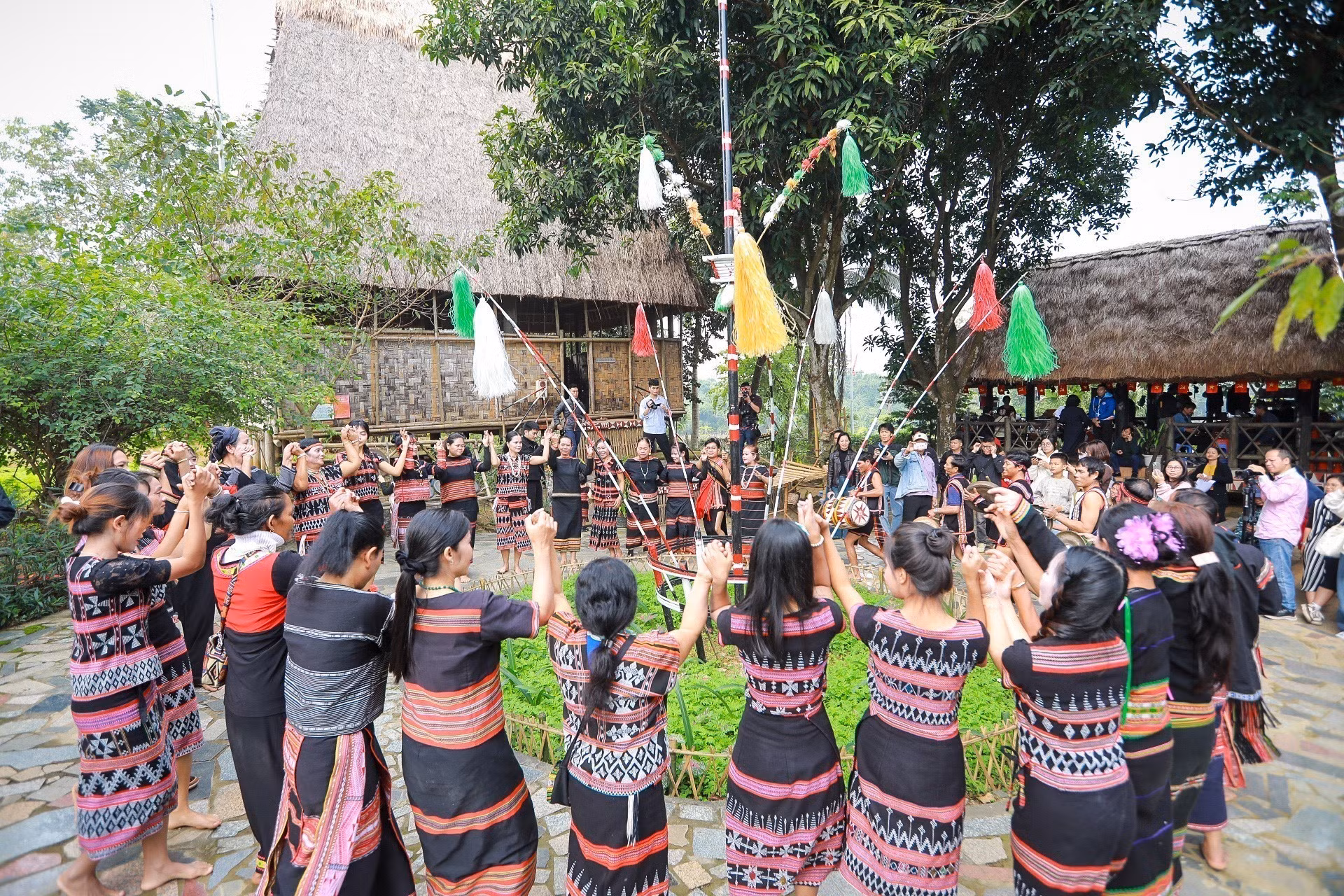 Sau khi Lễ cưới kết thúc, hai bên gia đình và bà con họ hàng cùng nhau đánh chiêng, hát ca chúc mừng hạnh phúc đôi lứa.