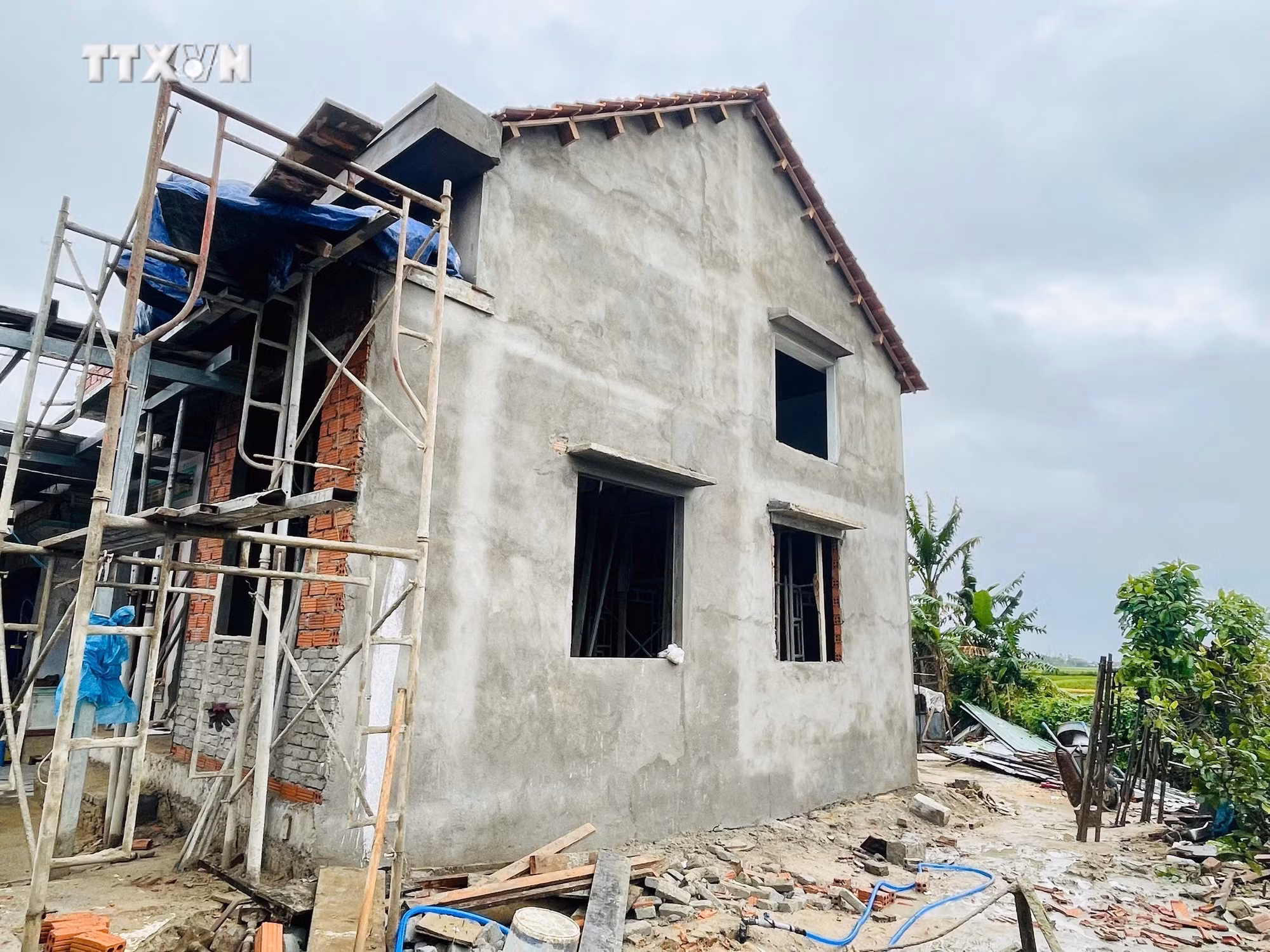 Chỉ trong vòng 1 tháng những căn nhà mới đã được xây dựng và đến khâu hoàn thiện. Ảnh: TTXVN phát
