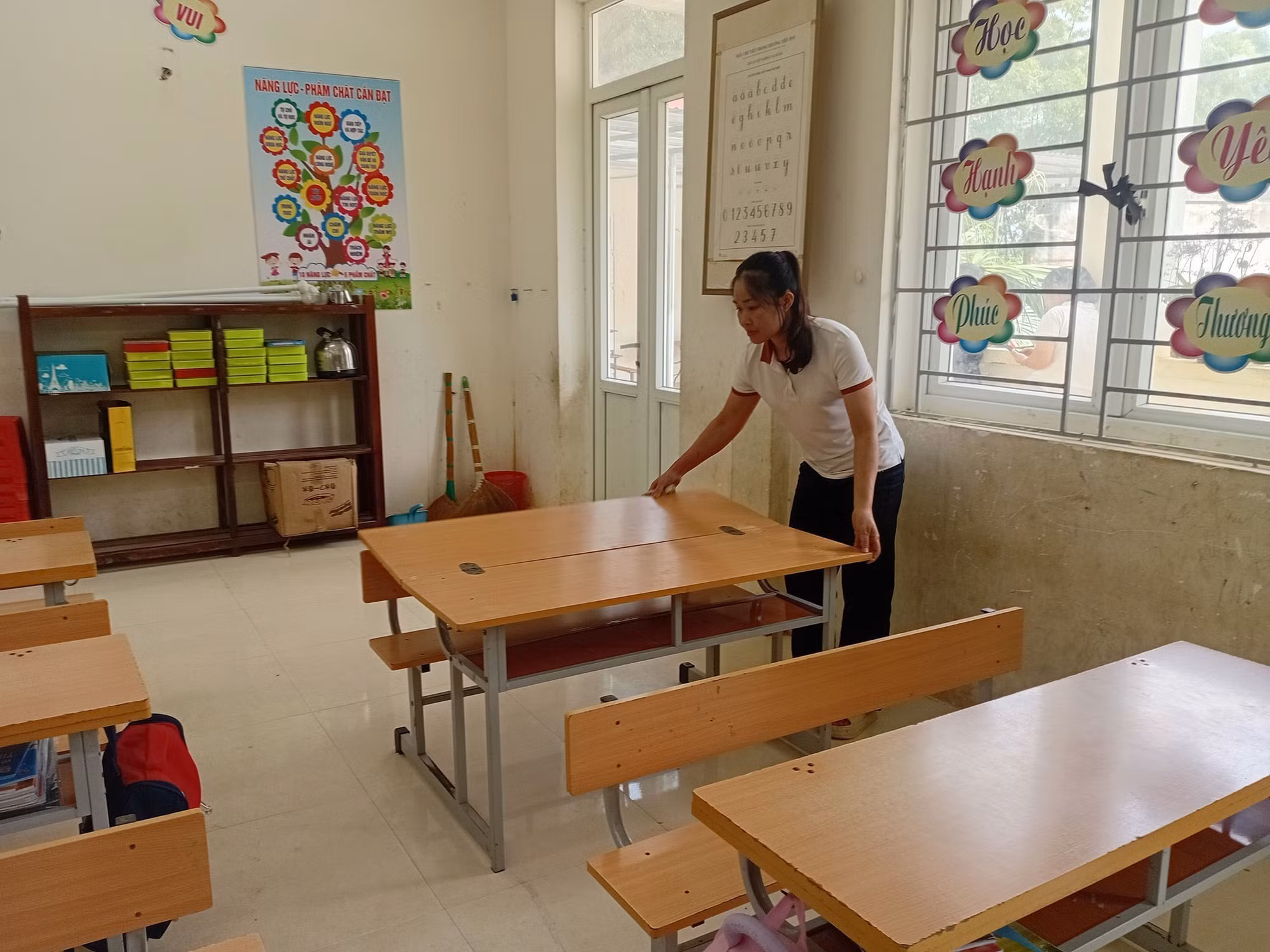 Giáo viên một trường học tại tỉnh Thanh Hóa đang dọn dẹp vệ sinh chuẩn bị năm học mới.