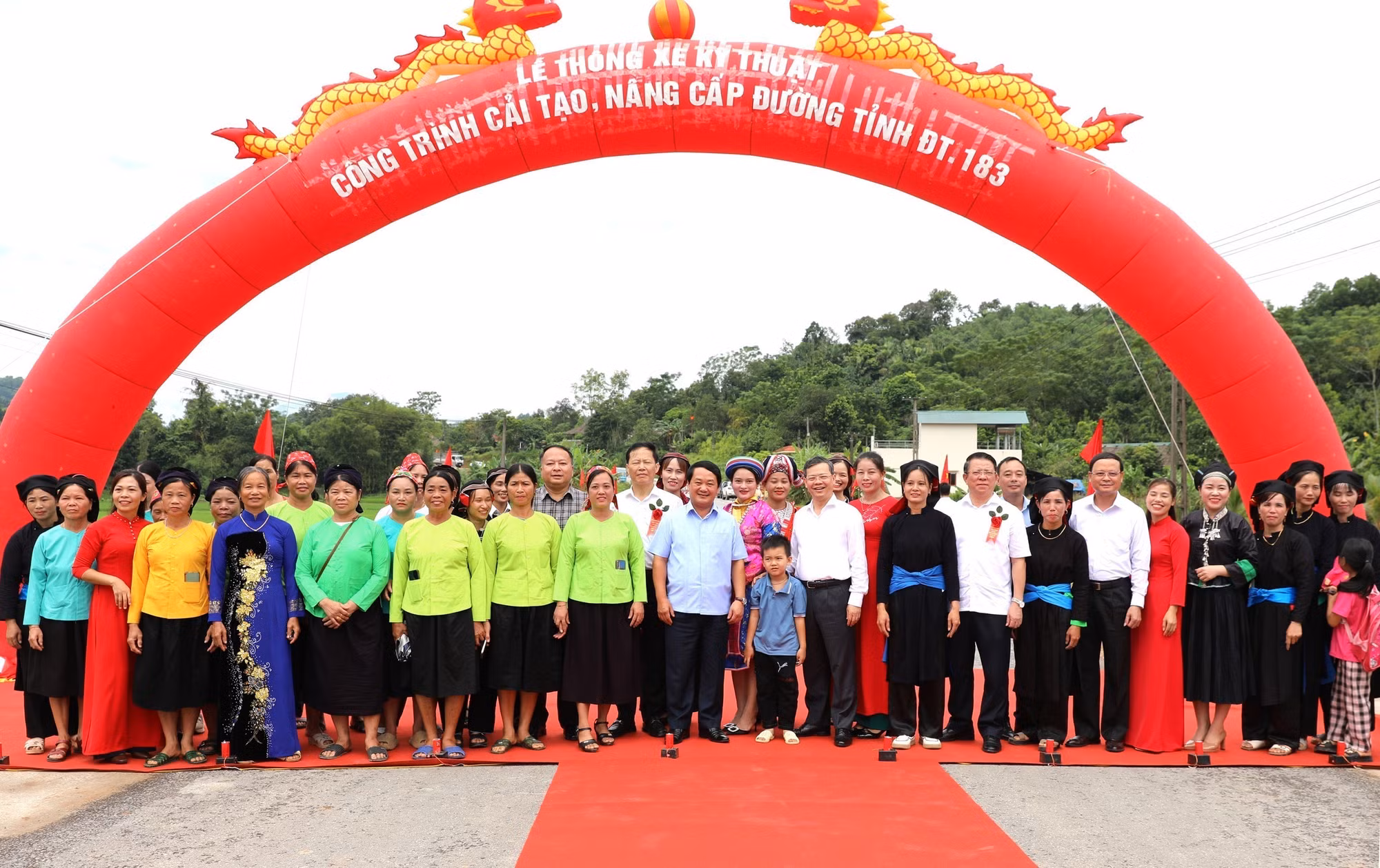 Bí thư Tỉnh ủy Tuyên Quang Hầu A Lềnh và các đồng chí lãnh đạo tỉnh chụp ảnh lưu niệm với người dân trên tuyến đường tỉnh 183.