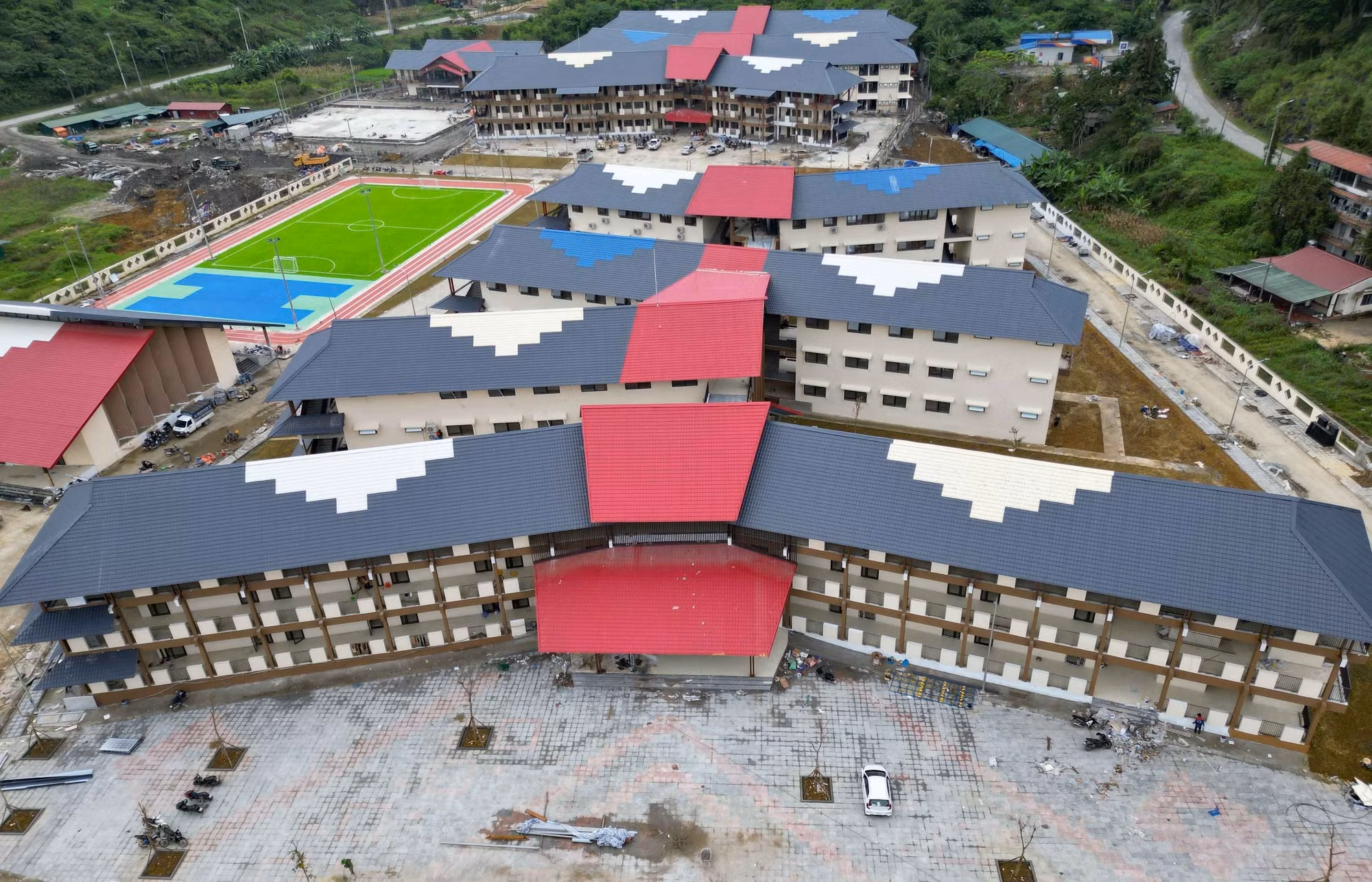 Trường gồm 4 khối nhà học và hiệu bộ cao 3 tầng, 3 khối nhà nội trú cao 3 tầng với tổng diện tích sàn hơn 10.400 m², nhà ăn - bếp, nhà đa năng cùng hệ thống sân trường, đường giao thông nội bộ, sân bóng đá, cây xanh, vườn thực nghiệm và các công trình phụ trợ.
