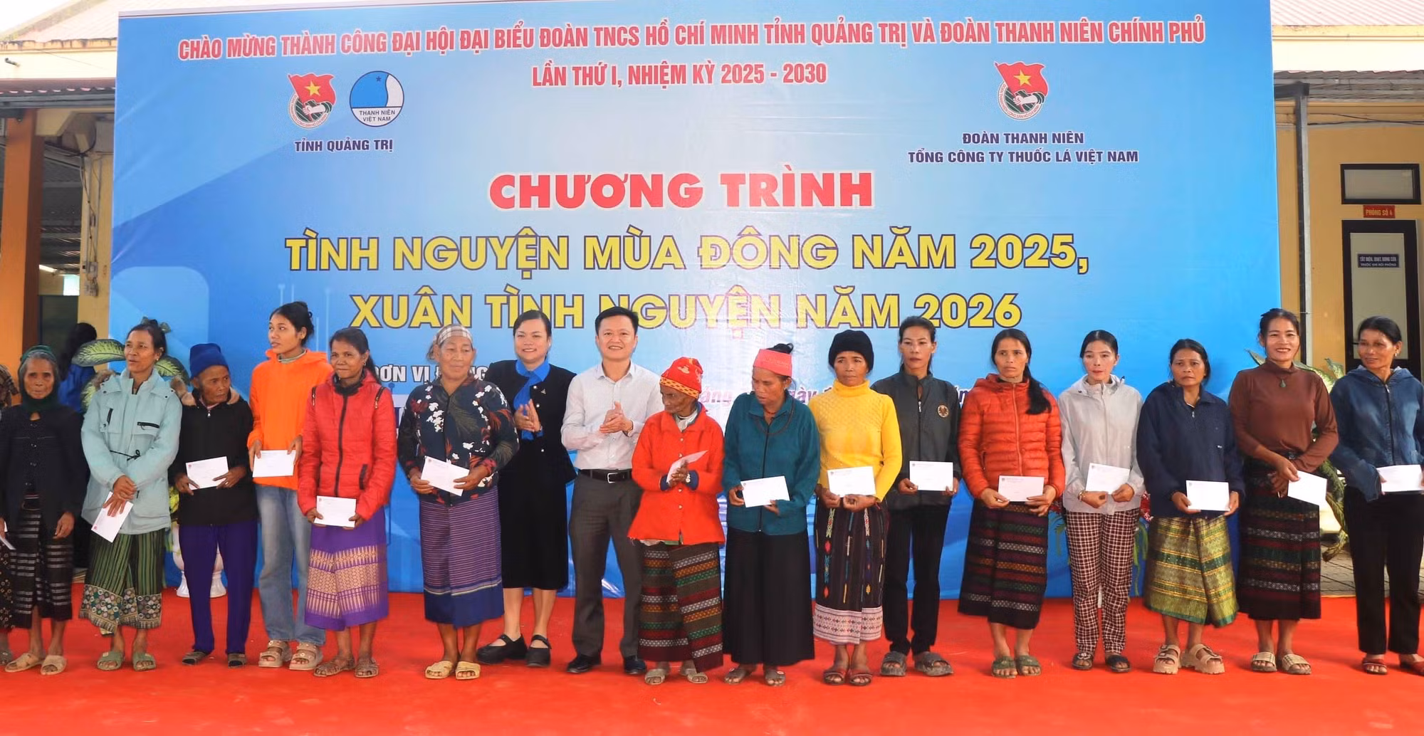 Trao quà cho người dân ở địa bàn biên giới, vùng núi của tỉnh Quảng Trị.