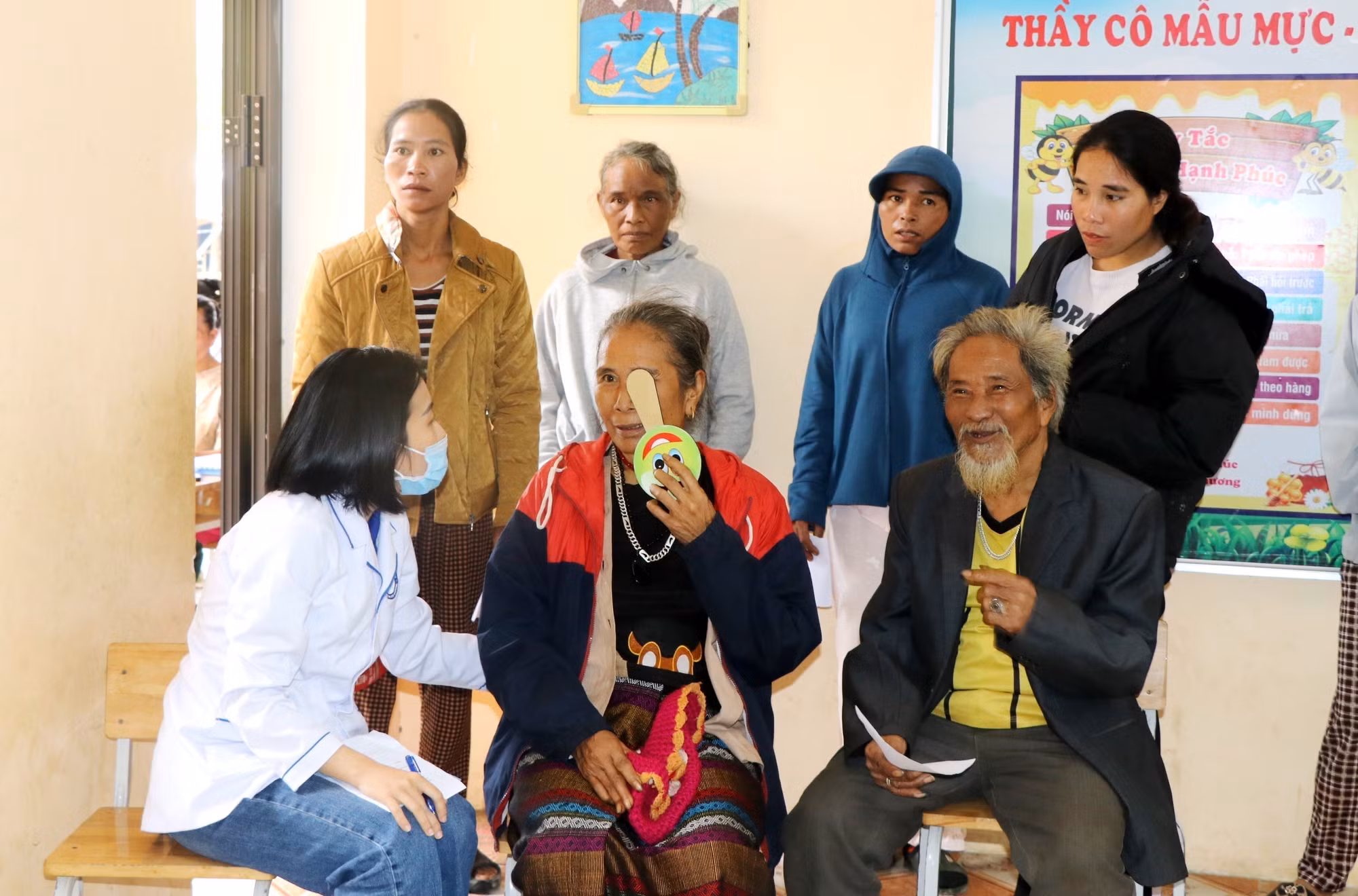 Khám mắt miễn phí cho người dân xã biên giới Kim Ngân, tỉnh Quảng Trị.