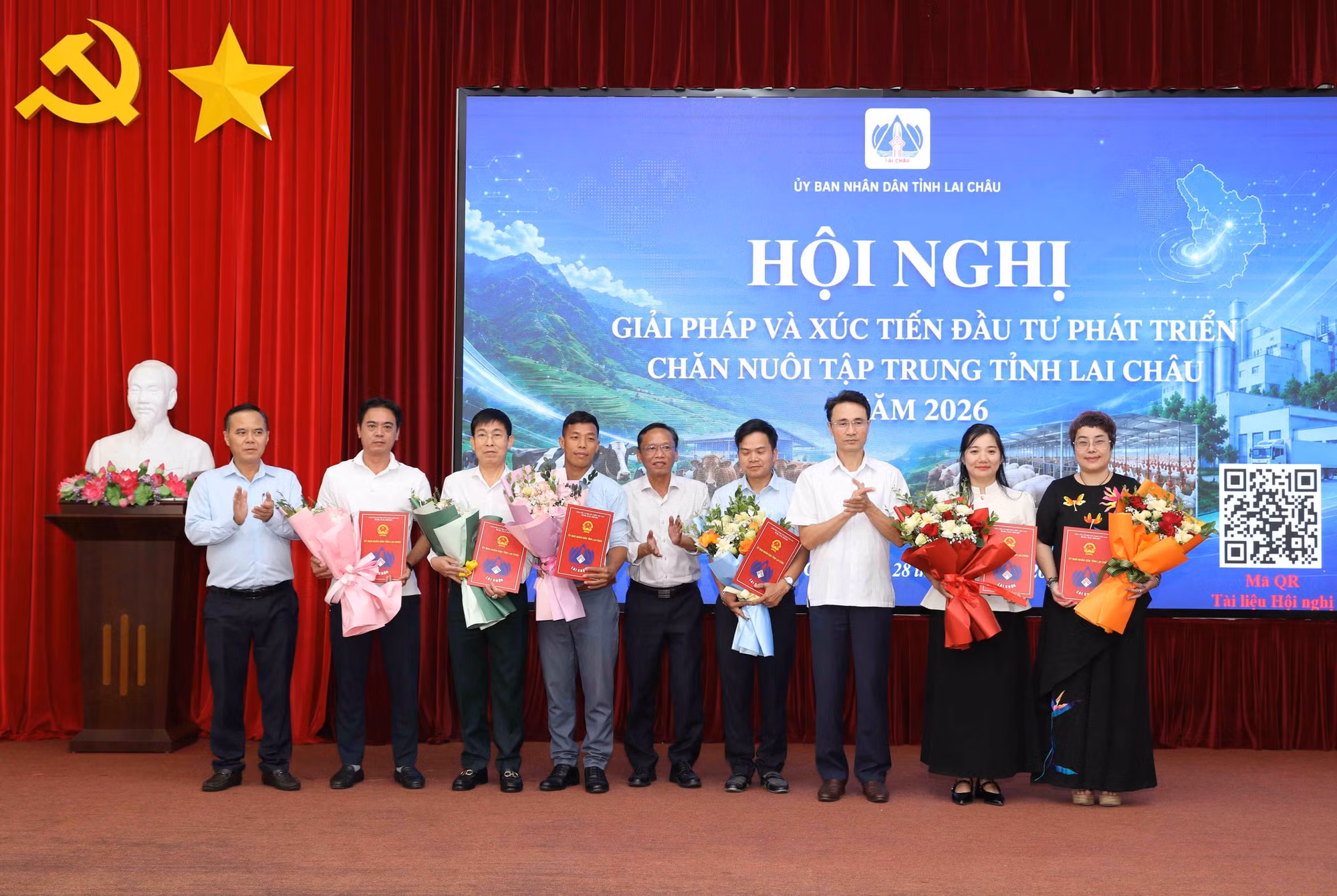 Đại diện lãnh đạo tỉnh Lai Châu đã trao Quyết định chấp thuận chủ trương đầu tư và Biên bản ghi nhớ hợp tác đầu tư cho 6 doanh nghiệp, nhà đầu tư.