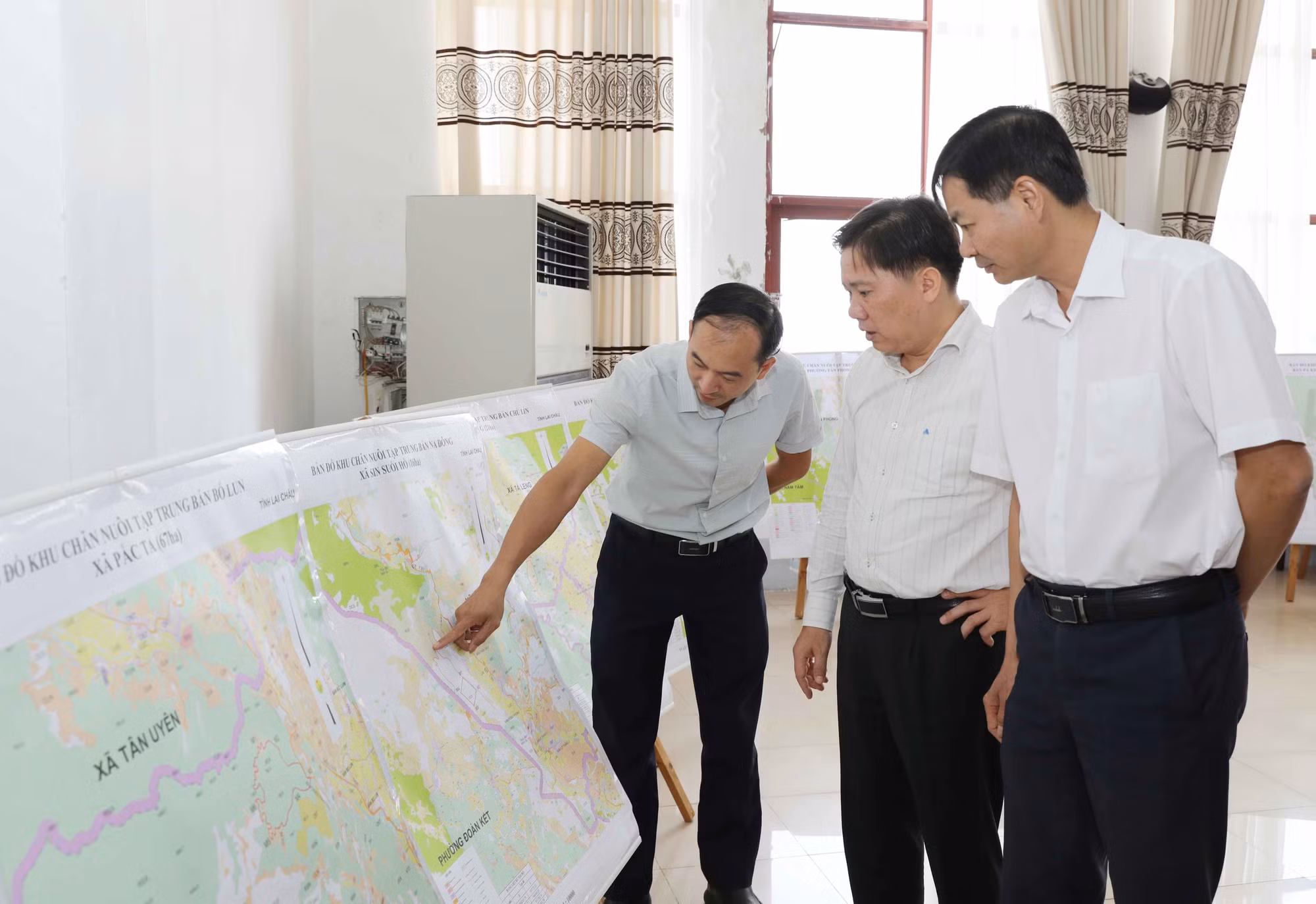 Các đại biểu tham quan Bản đồ quy hoạch các đơn vị đầu tư trang trại chăn nuôi trên địa bàn các xã.