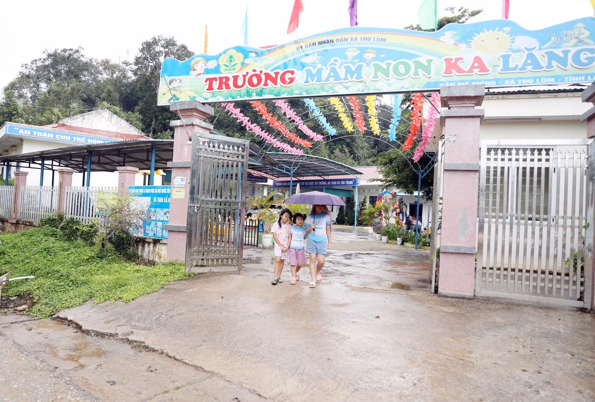 Trường Mầm non Ka Lăng được xây dựng khang trang đảm bảo cho việc dạy và học.