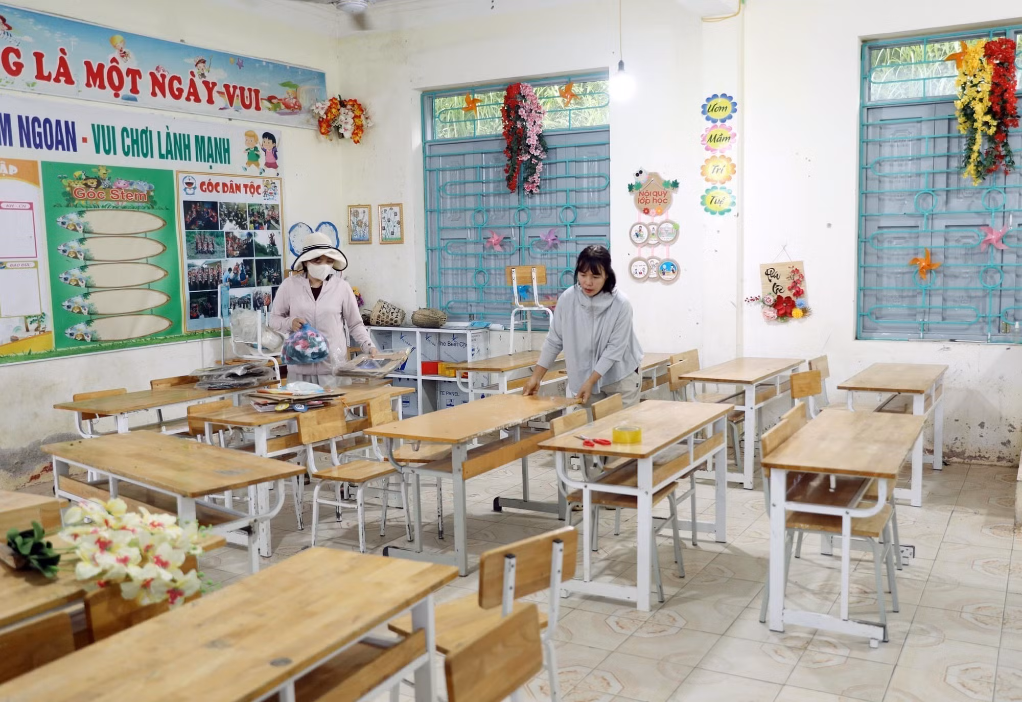 Giáo viên Trường Phổ thông Dân tộc Bán trú Tiểu học và Trung học cơ sở Thu Lũm vệ sinh phòng lớp học.