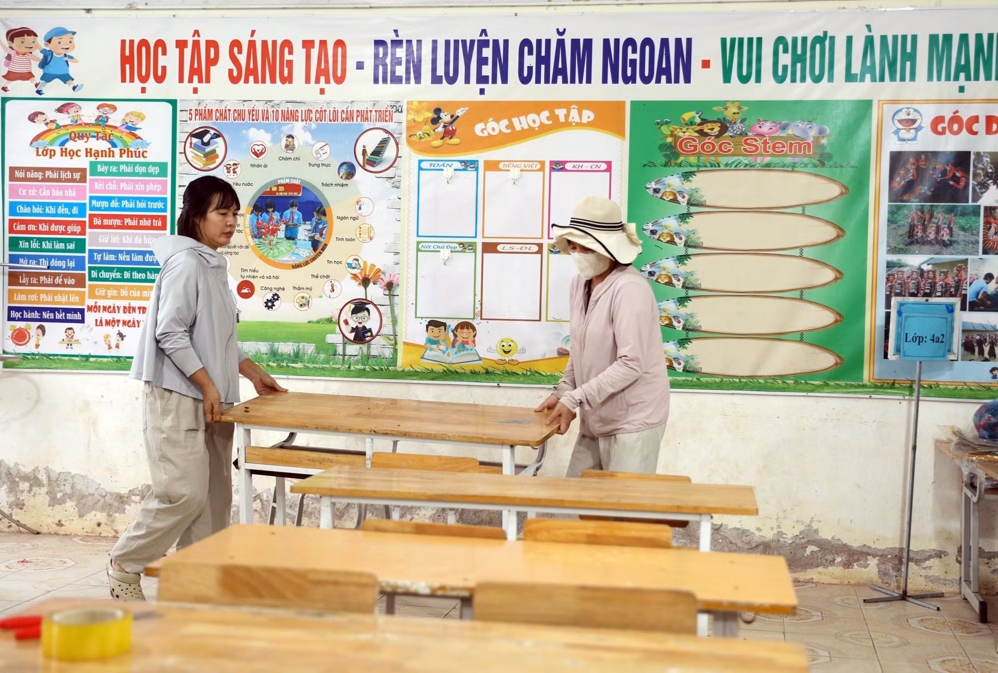 Giáo viên Trường Phổ thông Dân tộc Bán trú Tiểu học và Trung học cơ sở Thu Lũm kê lại bàn ghế chuẩn bị cho năm học mới.