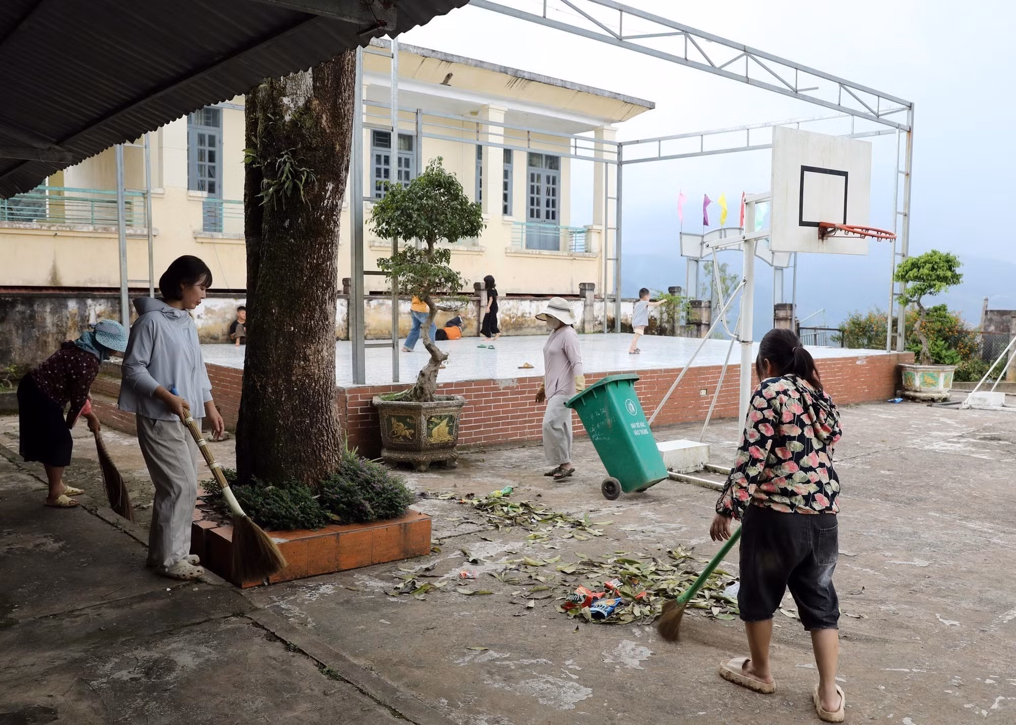 Cán bộ giáo viên Trường Phổ thông Dân tộc Bán trú Tiểu học và Trung học cơ sở Thu Lũm vệ sinh khuôn viên nhà trường chuẩn bị cho năm học mới.