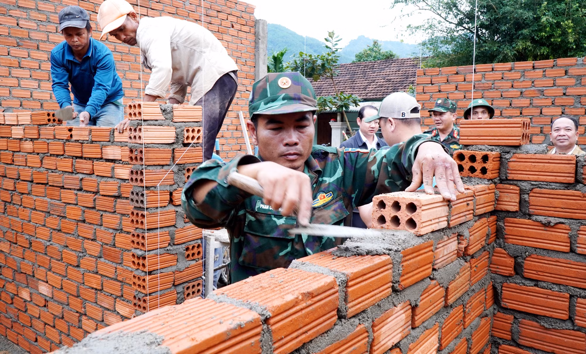 Các cán bộ, chiến sĩ Ban chỉ huy Phòng thủ khu vực 1 - Sơn Tịnh, Bộ chỉ huy Quân sự tỉnh Quảng Ngãi thi công nhà ở cho các hộ dân Tây Trà.