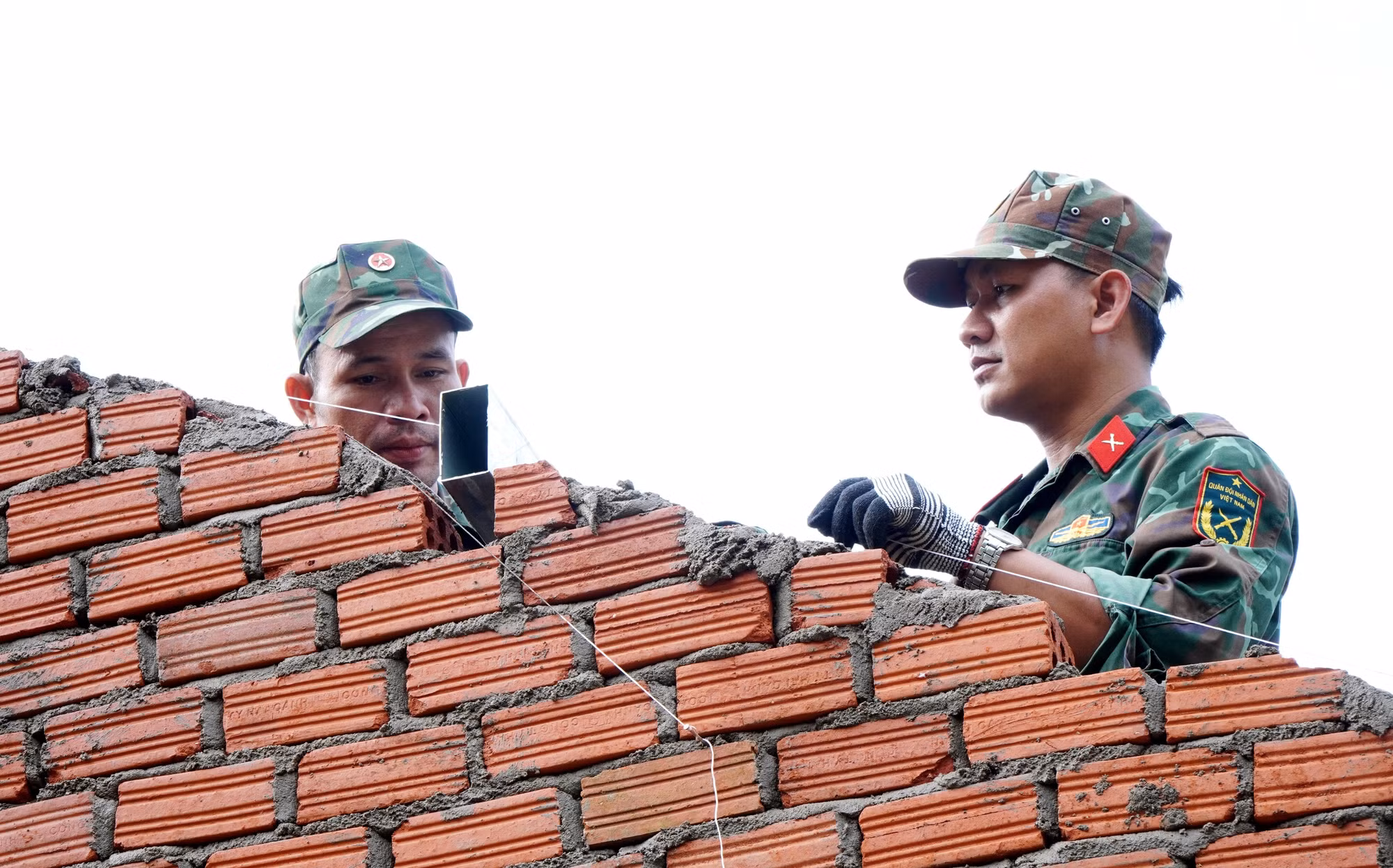 Các cán bộ, chiến sĩ Ban chỉ huy Phòng thủ khu vực 1 - Sơn Tịnh (Bộ chỉ huy Quân sự tỉnh Quảng Ngãi) gấp rút triển khai thi công nhà ở cho các hộ dân Tây Trà.