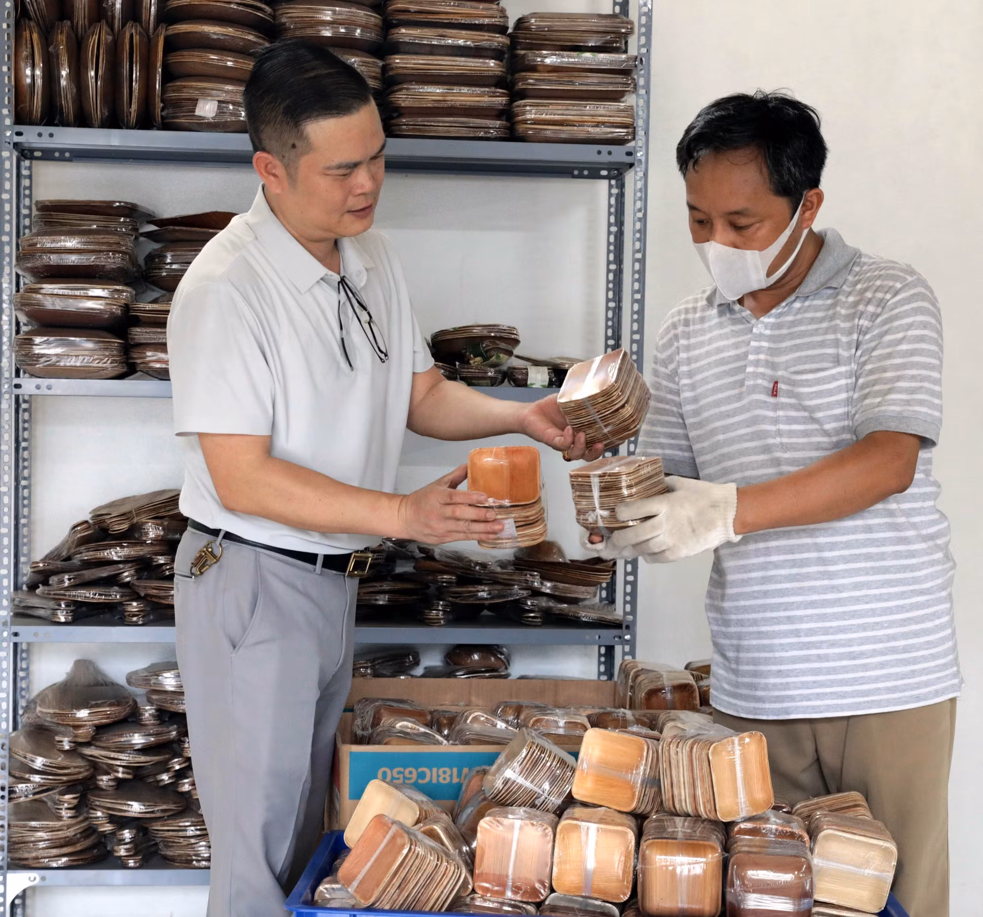 Sản phẩm chén, đĩa mo cau được đóng gói cẩn thận trước khi đưa ra thị trường.