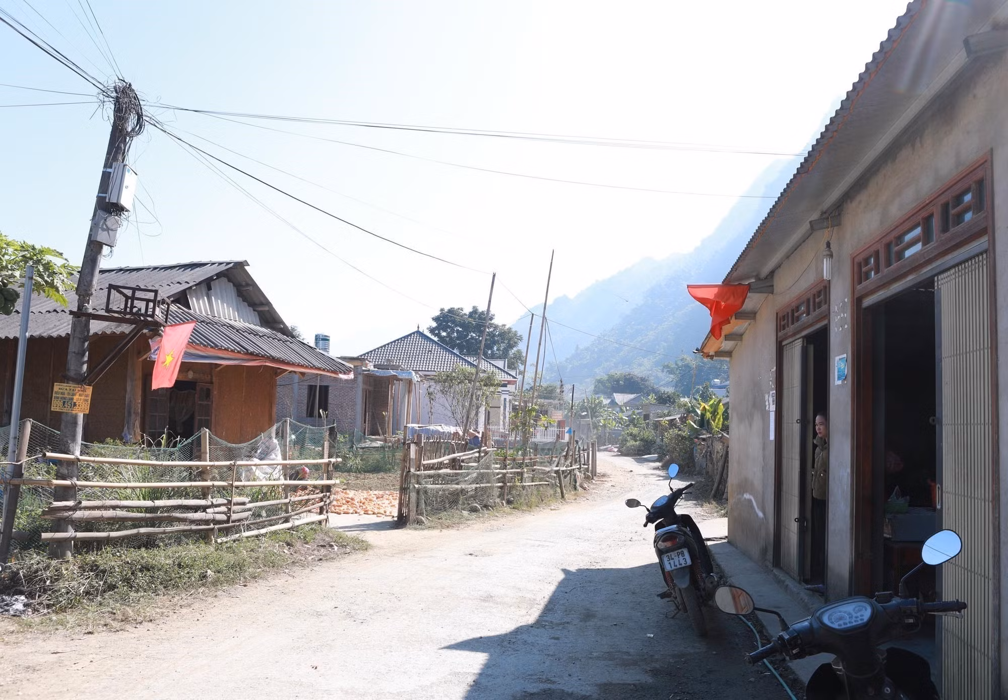 Trên địa bàn xã biên giới Phong Thổ vẫn còn một số căn nhà tạm, cần thêm nguồn hỗ trợ để xây dựng.