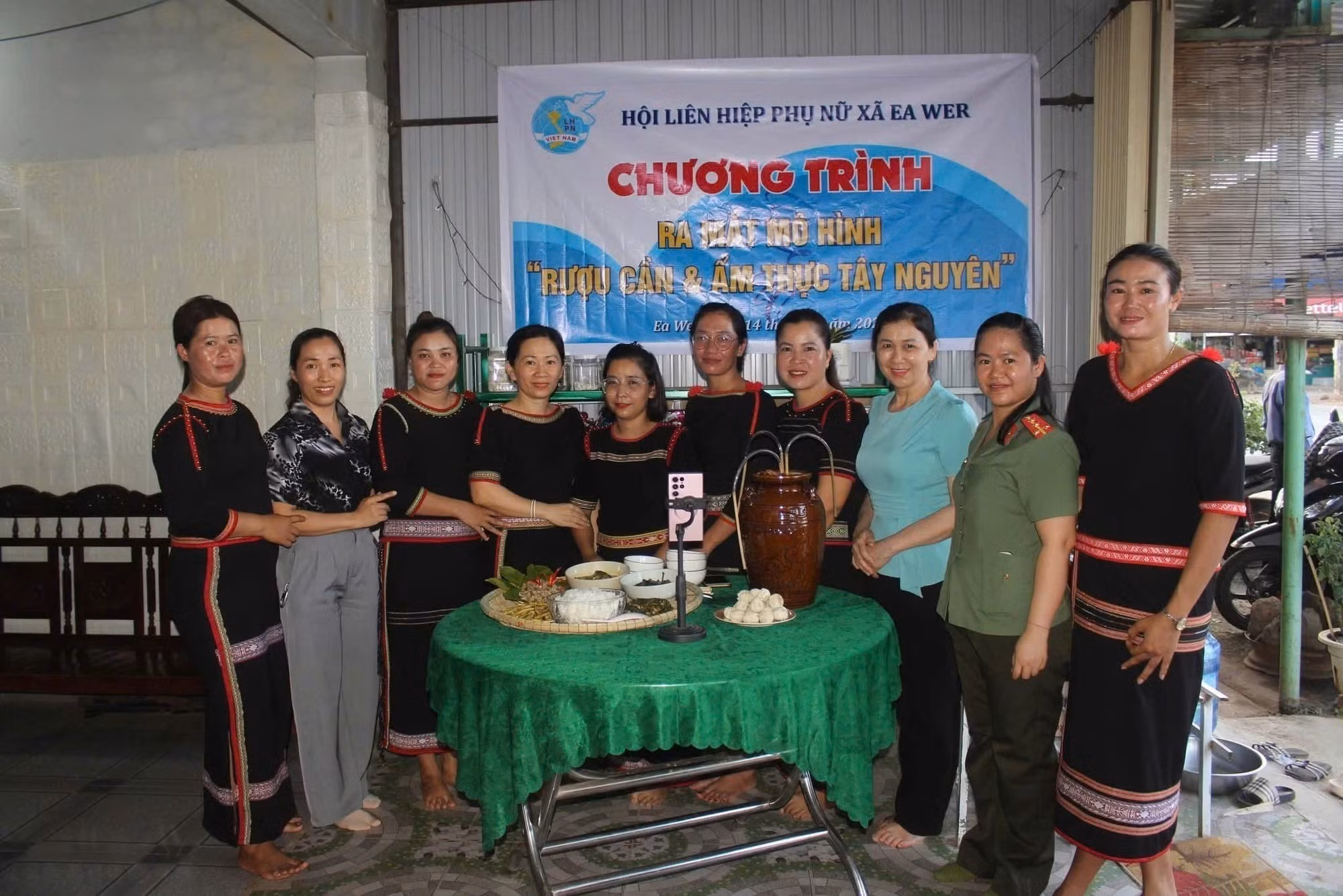 Mô hình khởi nghiệp “Rượu cần và ẩm thực Tây Nguyên”, tại buôn Tul B, xã Ea Wer, tỉnh Đắk Lắk, được Hội Liên hiệp Phụ nữ xã Ea Wer hỗ trợ 20 triệu đồng. Ảnh: TTXVN phát