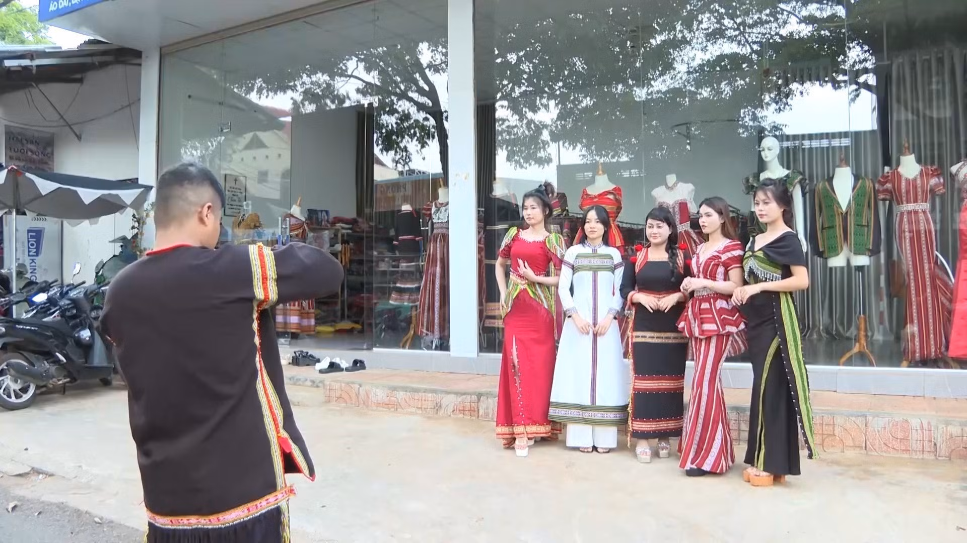 Mô hình thiết kế, cho thuê quần áo thổ cẩm Mara Êđê, tại phường Buôn Ma Thuột, tỉnh Đắk Lắk, đa dạng mẫu mã hấp dẫn. Ảnh: TTXVN phát