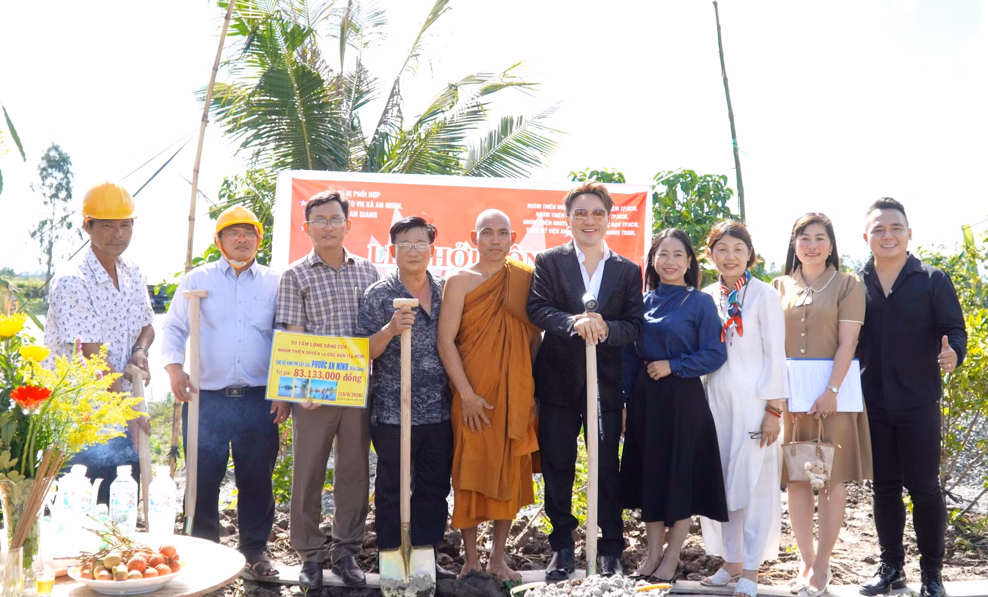 Ban tổ chức và các mạnh thường quân thực hiện Lễ khởi công xây dựng cầu Thiện nguyện Phước An Minh bắc qua kênh Lâm Trường.