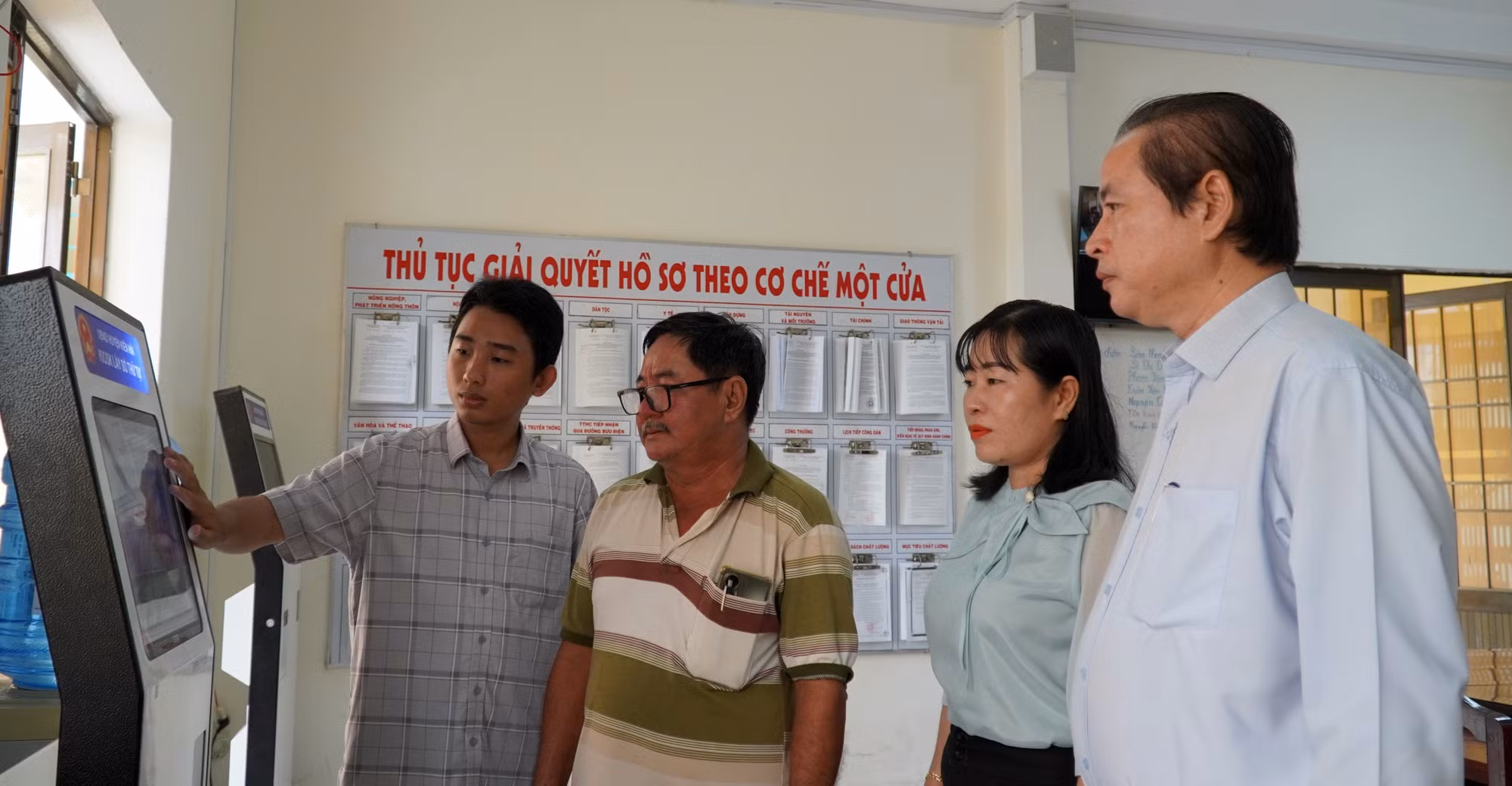 Cán bộ Trung tâm phục vụ hành chính công Đặc khu Kiên Hải hướng dẫn người dân đăng ký danh mục giải quyết hồ sơ.