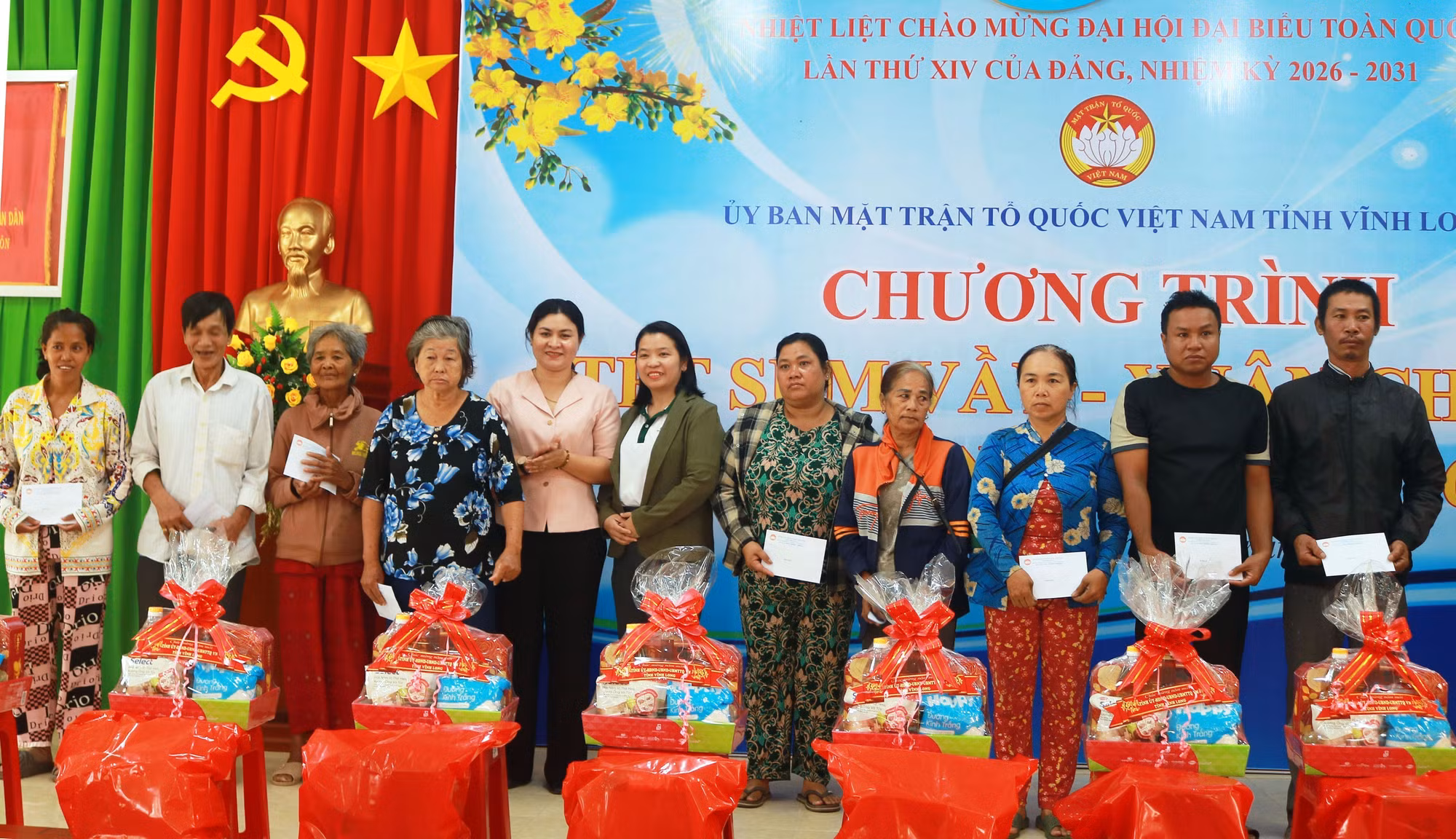 Trao quà cho hộ nghèo, cận nghèo, gia đình có hoàn cảnh đặc biệt khó khăn của xã Trà Côn.