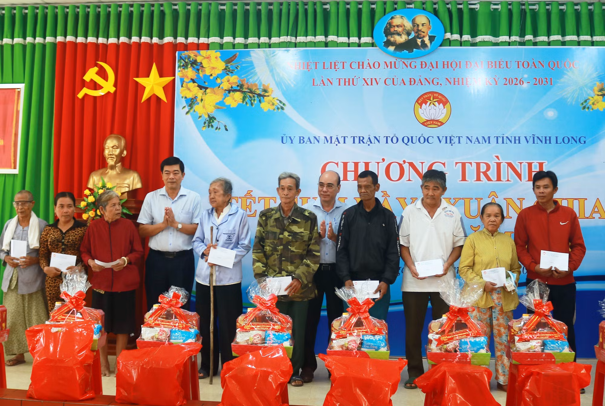 Trao quà cho hộ nghèo, cận nghèo, gia đình có hoàn cảnh đặc biệt khó khăn của xã Trà Côn.