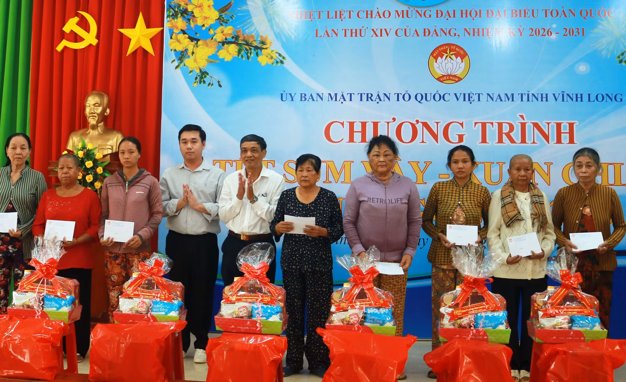 Trao quà cho hộ nghèo, cận nghèo, gia đình có hoàn cảnh đặc biệt khó khăn của xã Trà Côn.