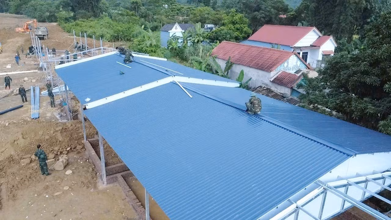 Những mái nhà đầu tiên đã được lợp cho bà con Mường Than.
